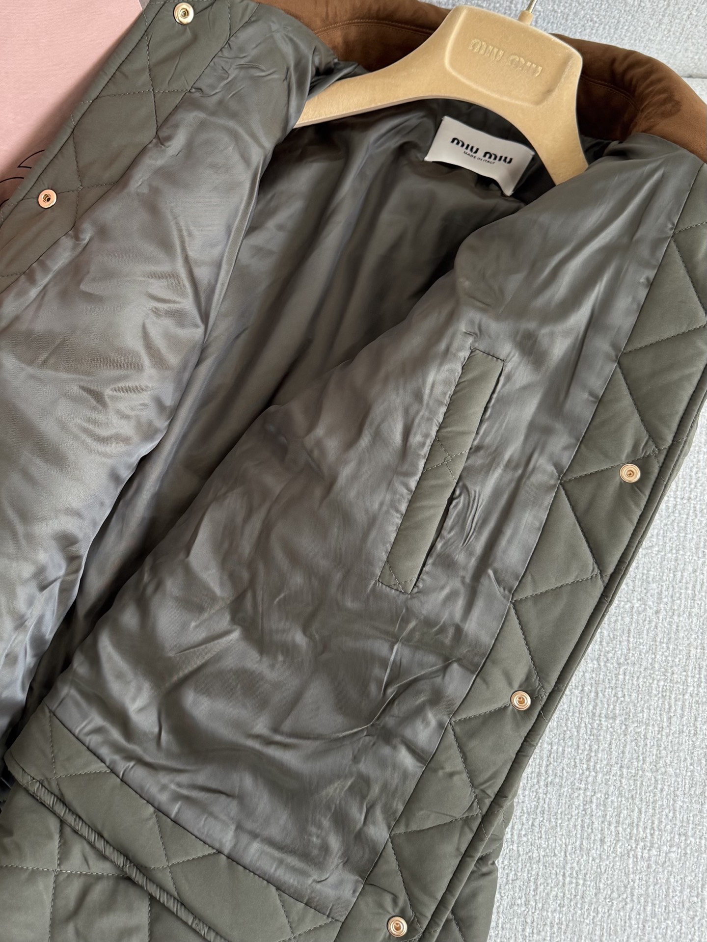 “Female Suit P744: Green-Swinger Jacket and Exclusive Tailor-Made Fabric Purchase by Yb” - 图片 4
