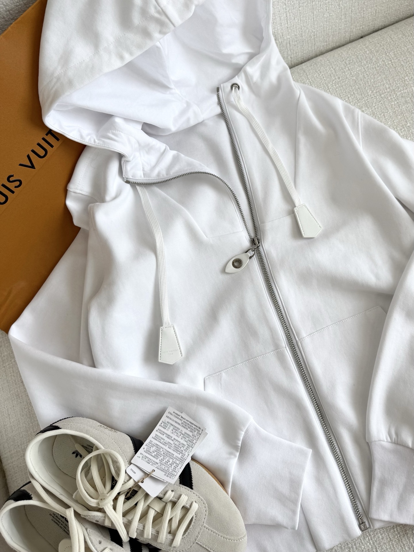 “P684 Female Suit with Simple Design, Leisurely Hat, and Custom Options” - 图片 1