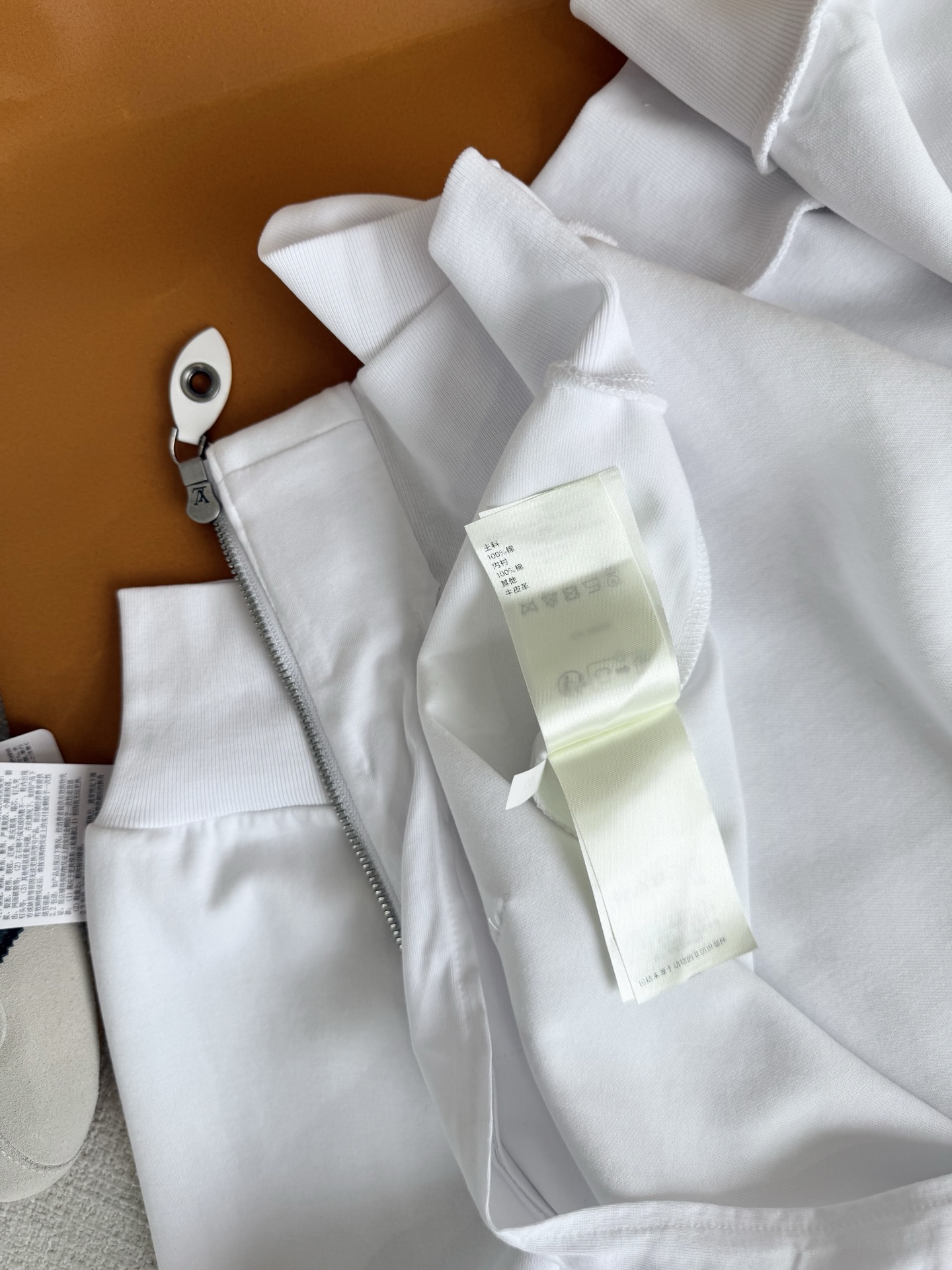 “P684 Female Suit with Simple Design, Leisurely Hat, and Custom Options” - 图片 6