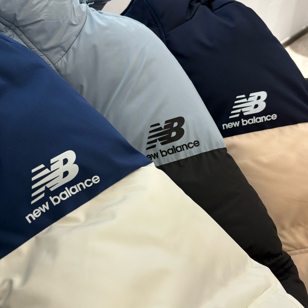 P280💰
新百伦 New Balance NB连帽织带拼接大口袋棉服
ins小红书抖音超火爆款 潮人必备 
非市面上普通皮版本 手感品质无敌 版型剪裁宽松 不显臃肿 超百搭，简直太好穿了  简洁风格，又飒又有型，随意搭配各种服装巨百搭，超级好打理，湿巾擦一下马上光洁如新，真是秋冬必备的省心外套 强烈推荐入手，男女同款 情侣款 潮人必备款哦～
纯天然手塞棉填充 质量嘎嘎好❤️
颜色：黑色，白色，卡其色
尺码：M-3XL 