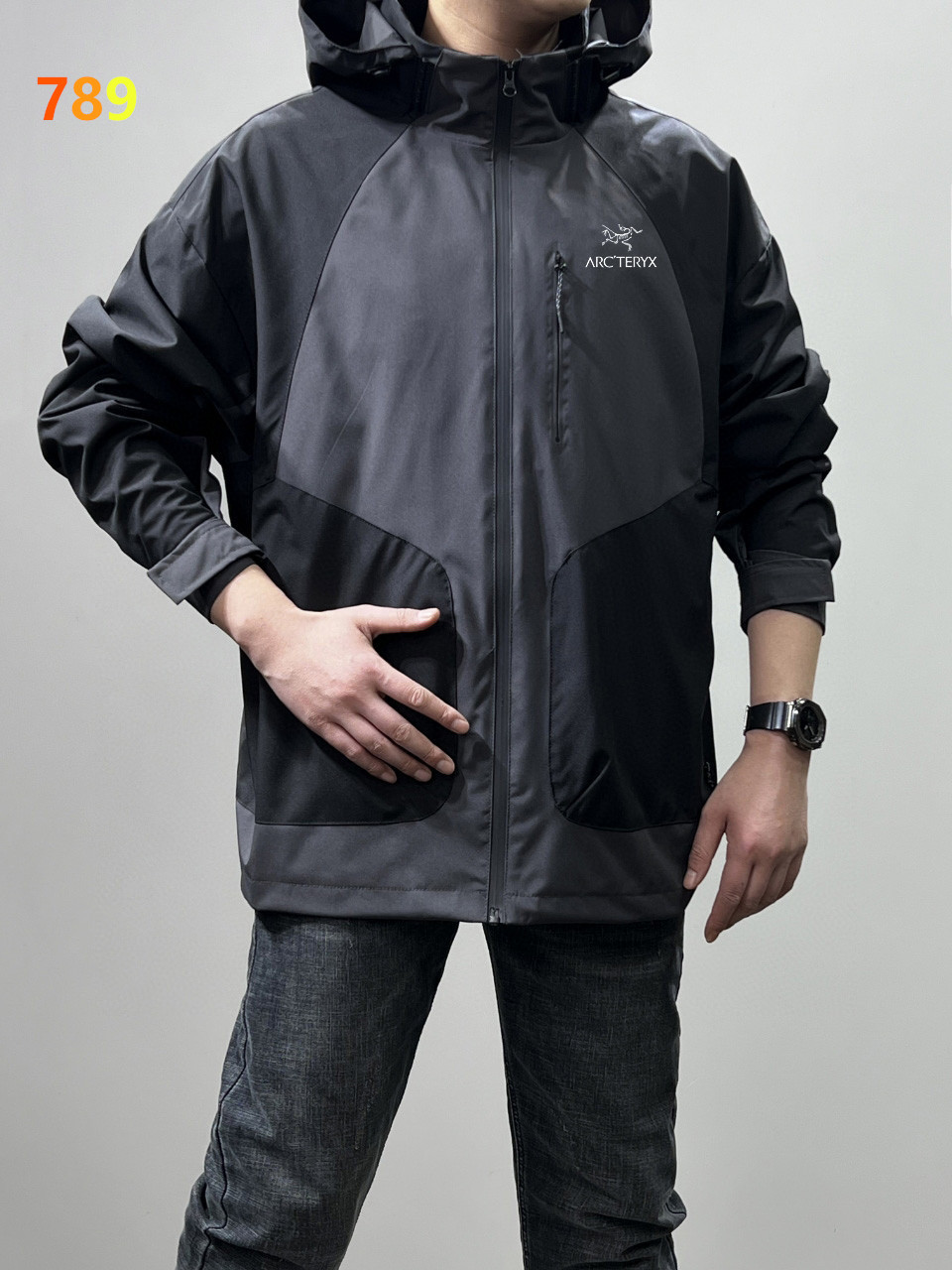 P180💰
Arc'teryx/始祖鸟春款户外冲锋衣外套25SS新品 连帽可拆卸防风水透气轻量冲锋衣 男女同款
高品质 防风防水 ，轻量化设计 ，宽松大牌设计 立体剪裁 腰间拼接大气显瘦还高级
冲锋衣透气舒适面料 不闷热 循环🔁透气，排湿保持皮肤干爽 ，三防功能黑科技 ，纳米级防水防油防污
这款防风透气的连帽衣是追求灵活性的登山者的理想选择！
面料：100%聚酯纤维
颜色： 中间白 中间灰 中间卡奇