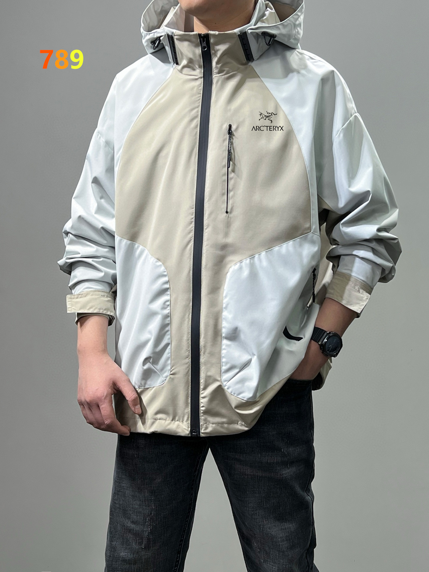 P180💰
Arc'teryx/始祖鸟春款户外冲锋衣外套25SS新品 连帽可拆卸防风水透气轻量冲锋衣 男女同款
高品质 防风防水 ，轻量化设计 ，宽松大牌设计 立体剪裁 腰间拼接大气显瘦还高级
冲锋衣透气舒适面料 不闷热 循环🔁透气，排湿保持皮肤干爽 ，三防功能黑科技 ，纳米级防水防油防污
这款防风透气的连帽衣是追求灵活性的登山者的理想选择！
面料：100%聚酯纤维
颜色： 中间白 中间灰 中间卡奇