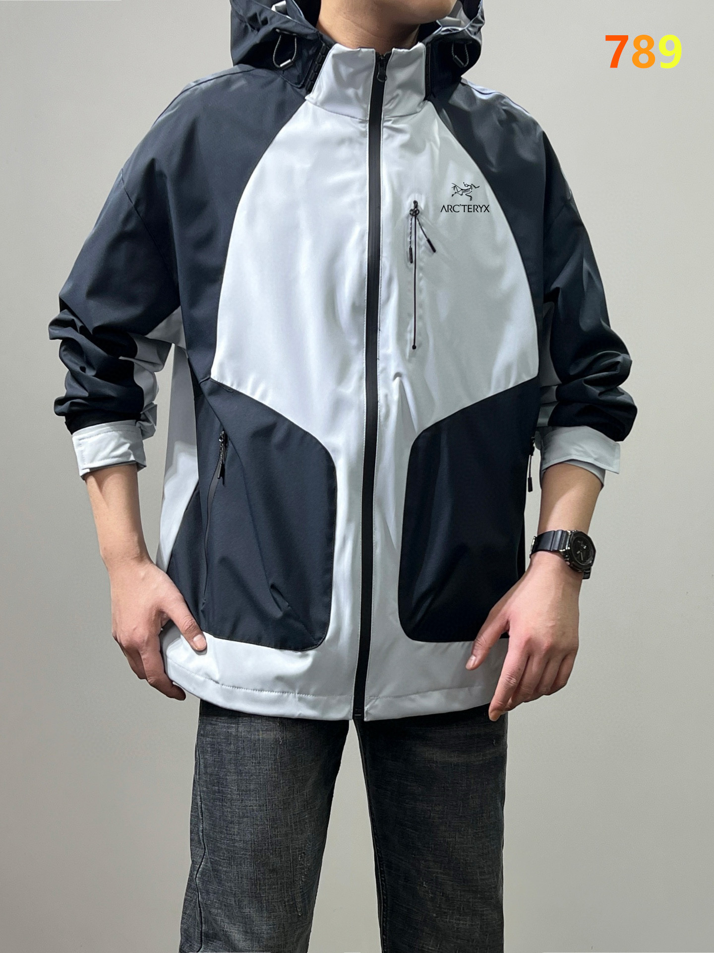 P180💰
Arc'teryx/始祖鸟春款户外冲锋衣外套25SS新品 连帽可拆卸防风水透气轻量冲锋衣 男女同款
高品质 防风防水 ，轻量化设计 ，宽松大牌设计 立体剪裁 腰间拼接大气显瘦还高级
冲锋衣透气舒适面料 不闷热 循环🔁透气，排湿保持皮肤干爽 ，三防功能黑科技 ，纳米级防水防油防污
这款防风透气的连帽衣是追求灵活性的登山者的理想选择！
面料：100%聚酯纤维
颜色： 中间白 中间灰 中间卡奇