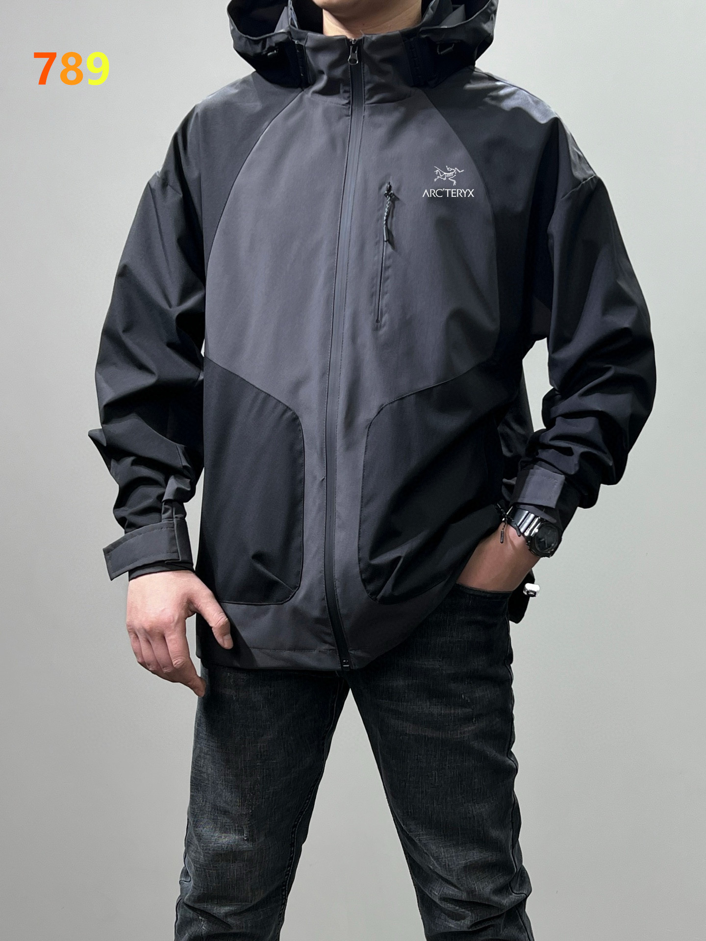 P180💰
Arc'teryx/始祖鸟春款户外冲锋衣外套25SS新品 连帽可拆卸防风水透气轻量冲锋衣 男女同款
高品质 防风防水 ，轻量化设计 ，宽松大牌设计 立体剪裁 腰间拼接大气显瘦还高级
冲锋衣透气舒适面料 不闷热 循环🔁透气，排湿保持皮肤干爽 ，三防功能黑科技 ，纳米级防水防油防污
这款防风透气的连帽衣是追求灵活性的登山者的理想选择！
面料：100%聚酯纤维
颜色： 中间白 中间灰 中间卡奇