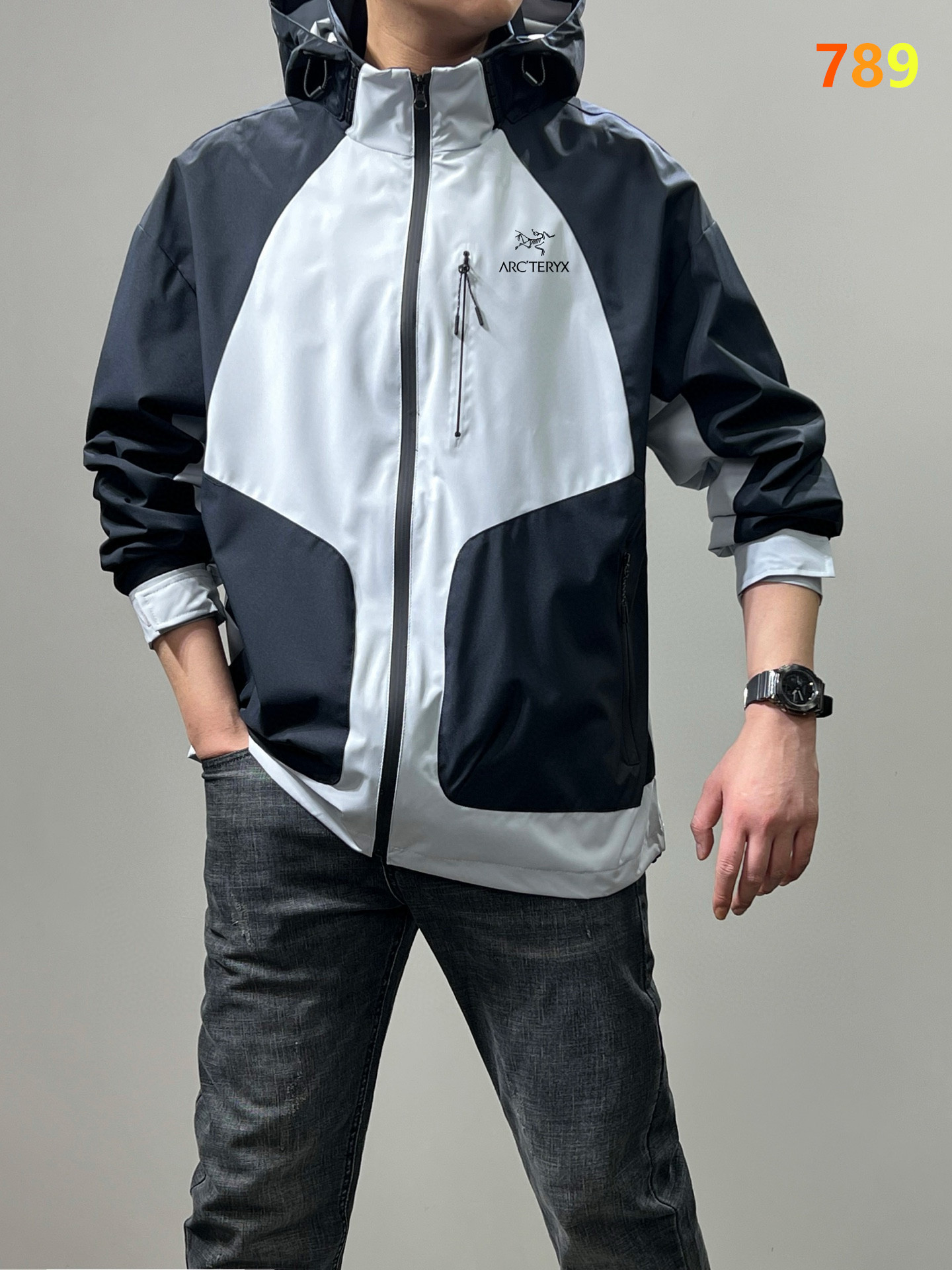 P180💰
Arc'teryx/始祖鸟春款户外冲锋衣外套25SS新品 连帽可拆卸防风水透气轻量冲锋衣 男女同款
高品质 防风防水 ，轻量化设计 ，宽松大牌设计 立体剪裁 腰间拼接大气显瘦还高级
冲锋衣透气舒适面料 不闷热 循环🔁透气，排湿保持皮肤干爽 ，三防功能黑科技 ，纳米级防水防油防污
这款防风透气的连帽衣是追求灵活性的登山者的理想选择！
面料：100%聚酯纤维
颜色： 中间白 中间灰 中间卡奇