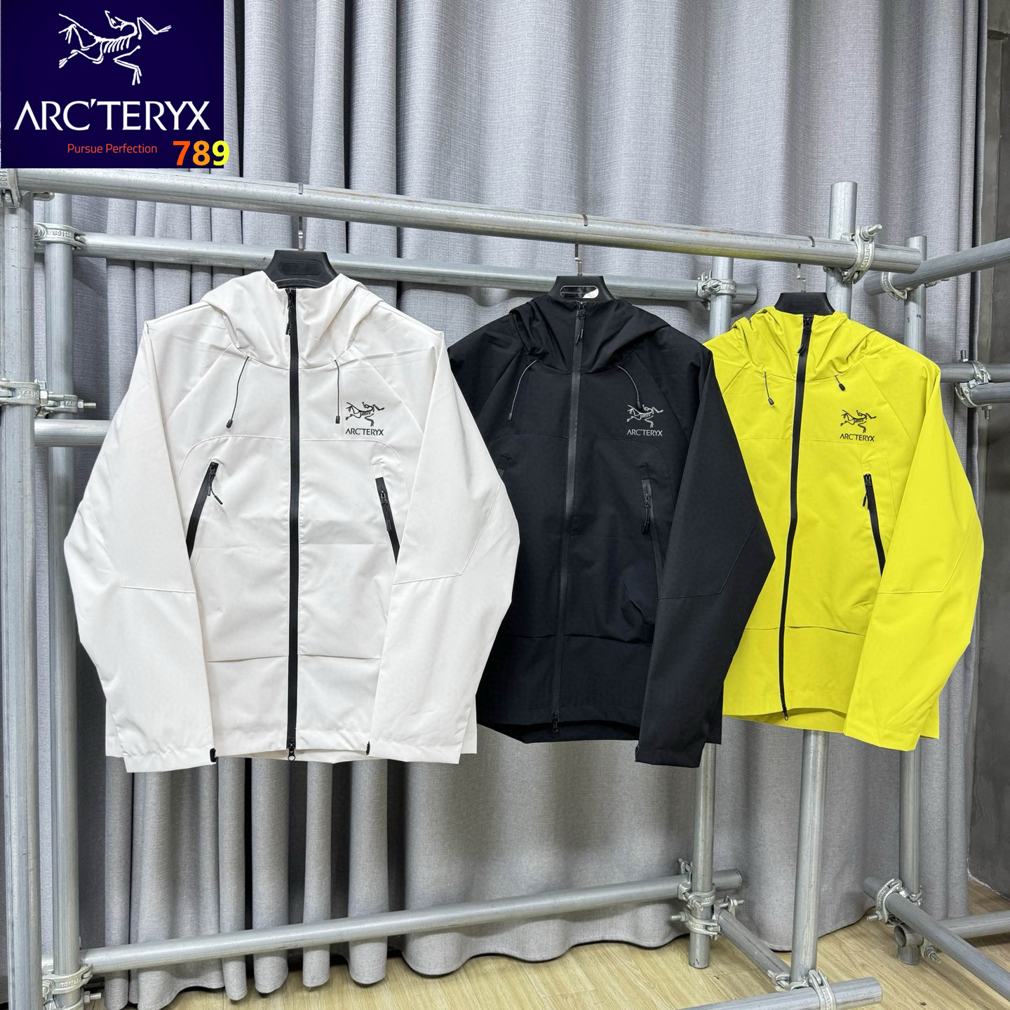 ARC'TERYX 始祖鸟 【三防软壳】多拉链 纯色 连帽 冲锋衣 外套夹克 25ss春季新款上新🔥🔥~~ 正品购入1:1复刻 还原正品 定制高品质科技高能三防面料 内里做了是一个 双层的设计 穿起来 有质感 通勤 出行 都是不二的选择 简约百搭 胸前两侧做了两个防水硅胶拉链式口袋设计 袖口做做了个直筒魔术贴的设计 可随意调节 质量肉眼可见 图片都是自己实拍图 所见 即所得 上身 微宽松 休闲 百搭 不挑身材 不挑人 任何身材轻松驾驭 颜色:黑色 米白色 荧光绿