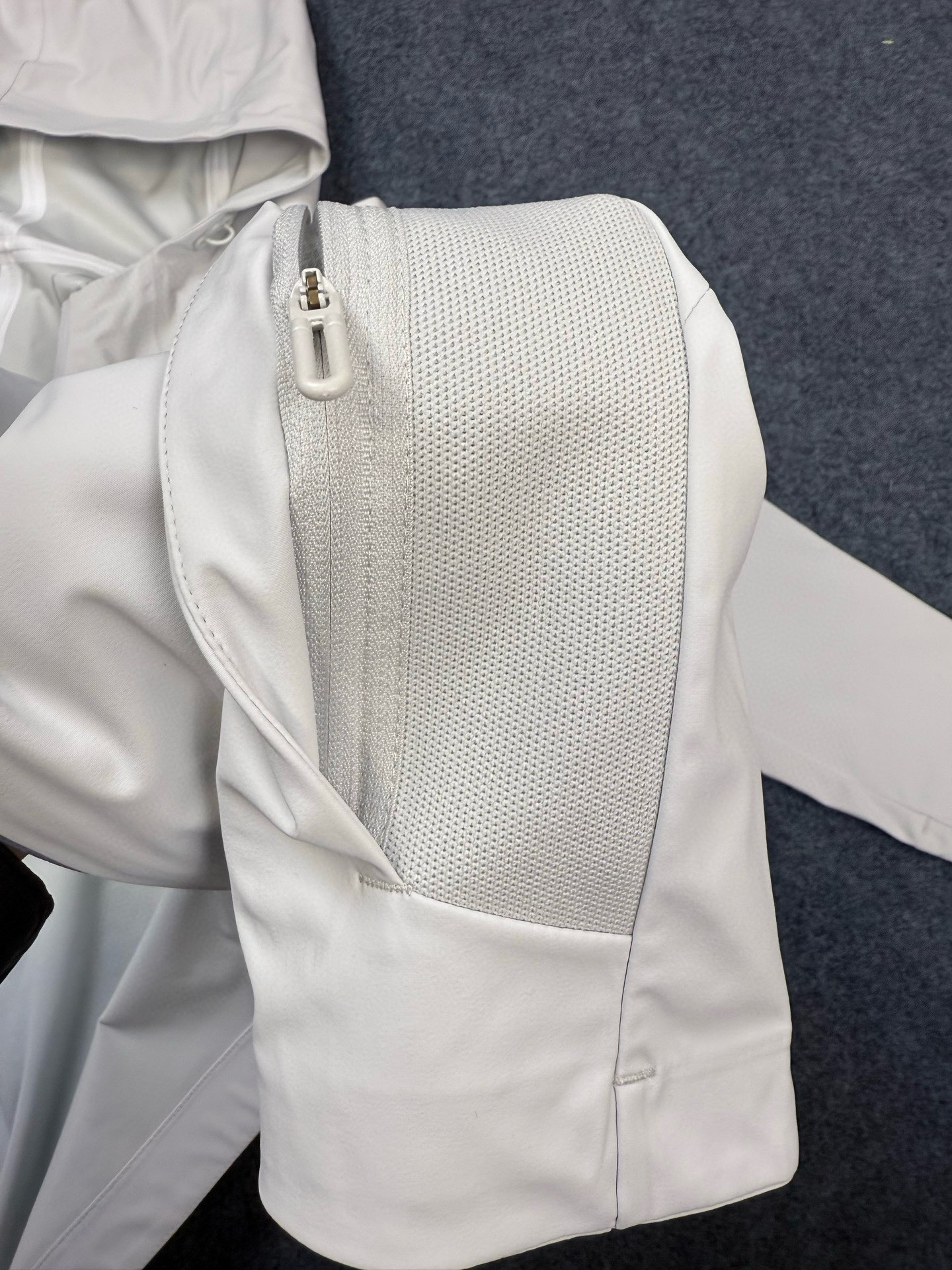 P255💰
迪桑特冲锋衣软壳官网专柜经典软壳系列 
DESCENTE迪桑特官网经典软壳户外通勤冲锋衣外套
每个登山徒步者的心中，都有一座高山去征服。但并不是每个人都有机会去挑战他们，毕竟，除了险A9960峰，我们最经常面对的还是早高峰和晚高峰...日常工作之余 的FUSEFORM科技、DRYVENT面料的新款冲锋衣。如果说雪山探险所需的冲锋衣是一件秘银重甲的话，那这一件，可算的上是轻型铠甲了。衣体采用亚洲剪裁方式
据说这面料是可以有一定保存人身体体温和隔热功能！
做工方面也是相当复杂，绝非一般小工厂可以完成，
王者面料 防水效果非常非常的不错
防刮 防污 防水！！
强大的精髓 在于这款软壳单冲的功能性！！
就是这么的牛！！

颜色：黑色  浅灰色