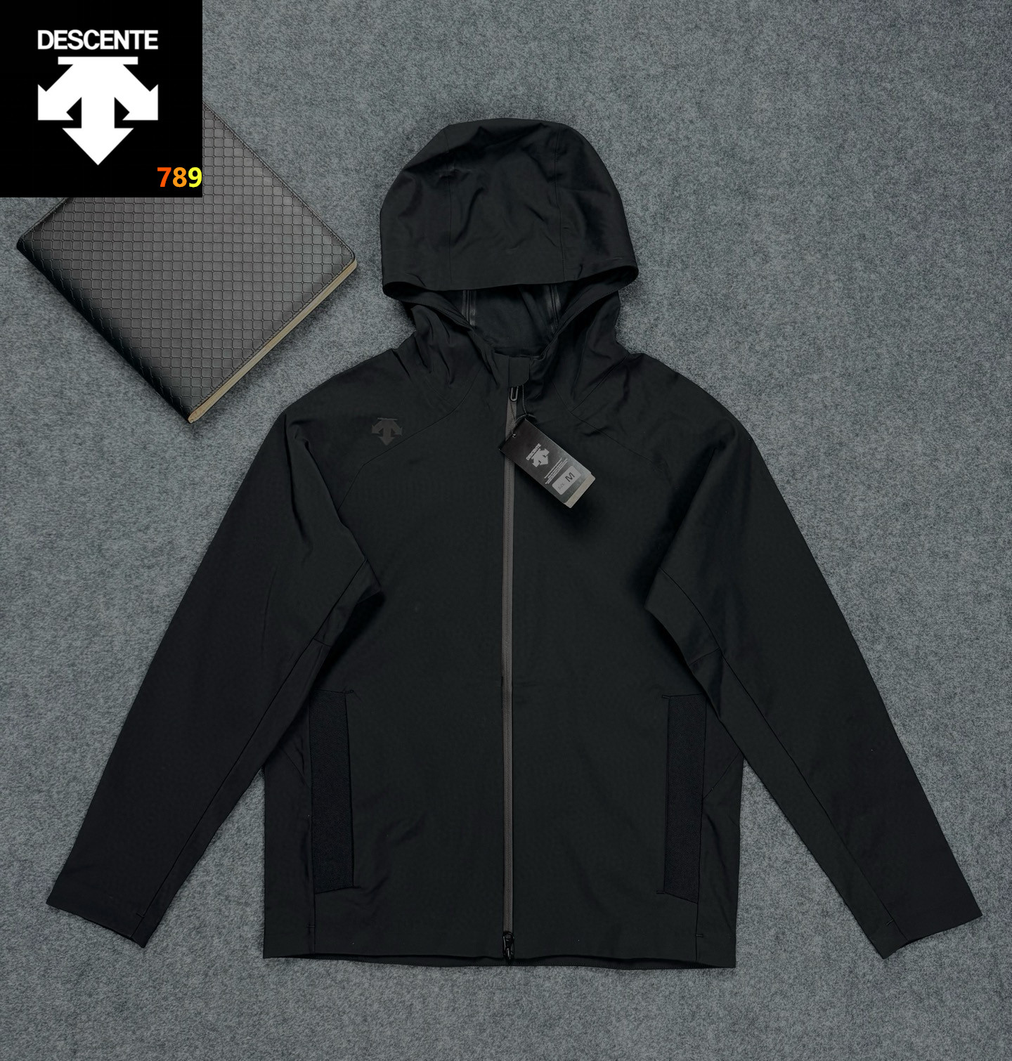 P255💰
迪桑特冲锋衣软壳官网专柜经典软壳系列 
DESCENTE迪桑特官网经典软壳户外通勤冲锋衣外套
每个登山徒步者的心中，都有一座高山去征服。但并不是每个人都有机会去挑战他们，毕竟，除了险A9960峰，我们最经常面对的还是早高峰和晚高峰...日常工作之余 的FUSEFORM科技、DRYVENT面料的新款冲锋衣。如果说雪山探险所需的冲锋衣是一件秘银重甲的话，那这一件，可算的上是轻型铠甲了。衣体采用亚洲剪裁方式
据说这面料是可以有一定保存人身体体温和隔热功能！
做工方面也是相当复杂，绝非一般小工厂可以完成，
王者面料 防水效果非常非常的不错
防刮 防污 防水！！
强大的精髓 在于这款软壳单冲的功能性！！
就是这么的牛！！

颜色：黑色  浅灰色