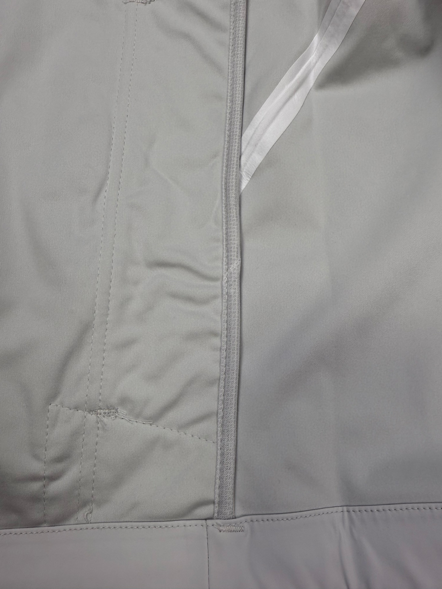 P255💰
迪桑特冲锋衣软壳官网专柜经典软壳系列 
DESCENTE迪桑特官网经典软壳户外通勤冲锋衣外套
每个登山徒步者的心中，都有一座高山去征服。但并不是每个人都有机会去挑战他们，毕竟，除了险A9960峰，我们最经常面对的还是早高峰和晚高峰...日常工作之余 的FUSEFORM科技、DRYVENT面料的新款冲锋衣。如果说雪山探险所需的冲锋衣是一件秘银重甲的话，那这一件，可算的上是轻型铠甲了。衣体采用亚洲剪裁方式
据说这面料是可以有一定保存人身体体温和隔热功能！
做工方面也是相当复杂，绝非一般小工厂可以完成，
王者面料 防水效果非常非常的不错
防刮 防污 防水！！
强大的精髓 在于这款软壳单冲的功能性！！
就是这么的牛！！

颜色：黑色  浅灰色