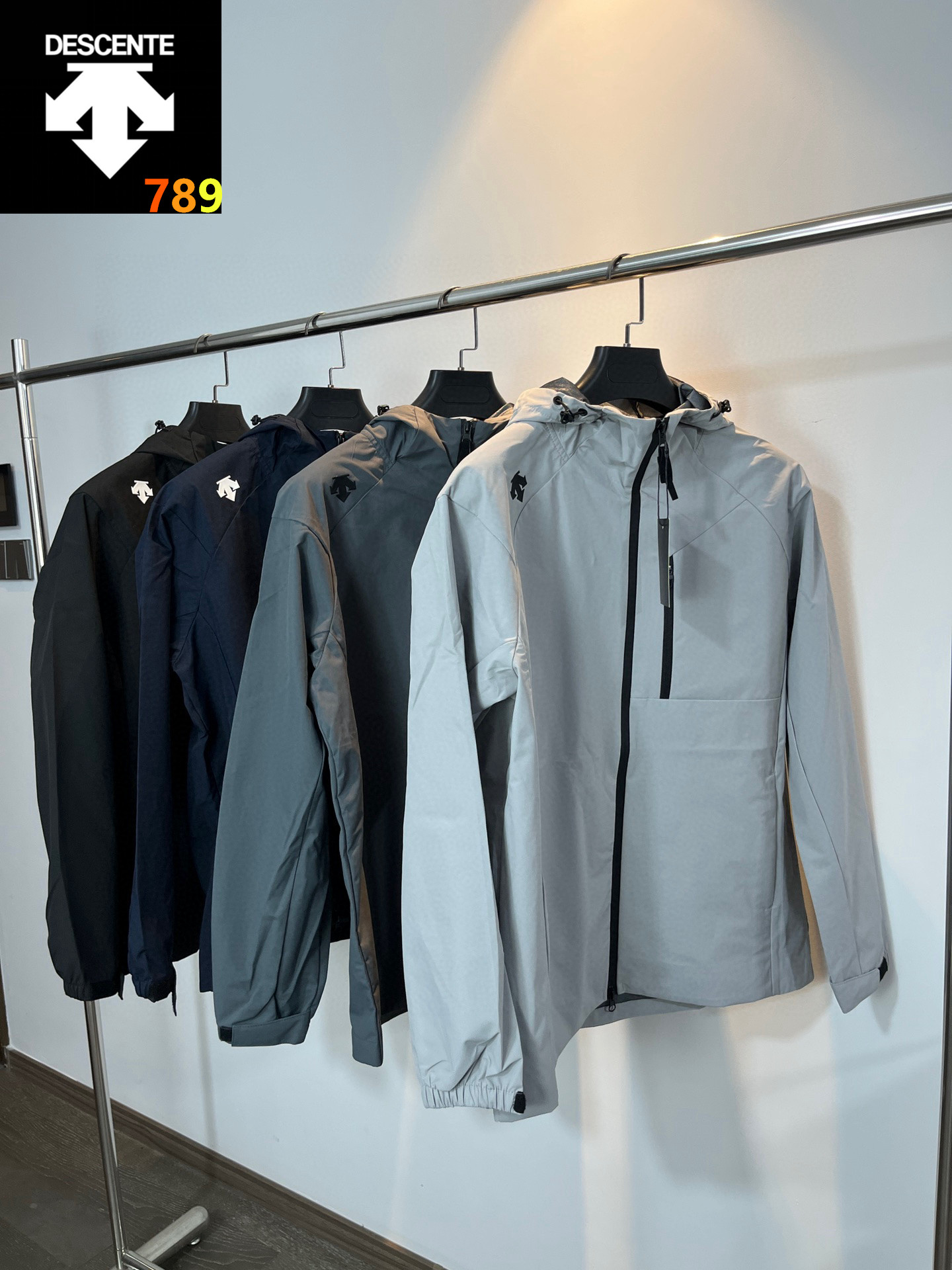 P165💰
迪桑特冲锋衣软壳官网专柜经典软壳系列 
DESCENTE迪桑特官网经典软壳户外通勤冲锋衣外套
每个登山徒步者的心中，都有一座高山去征服。但并不是每个人都有机会去挑战他们，毕竟，除了险峰，我们最经常面对的还是早高峰和晚高峰...日常工作之余 的FUSEFORM科技、DRYVENT面料的新款冲锋衣。如果说雪山探险所需的冲锋衣是一件秘银重甲的话，那这一件，可算的上是轻型铠甲了。衣体采用亚洲剪裁方式
据说这面料是可以有一定保存人身体体温和隔热功能！
做工方面也是相当复杂，绝非一般小工厂可以完成，
王者面料 防水效果非常非常的不错
防刮 防污 防水！！
强大的精髓 在于这款软壳单冲的功能性！！