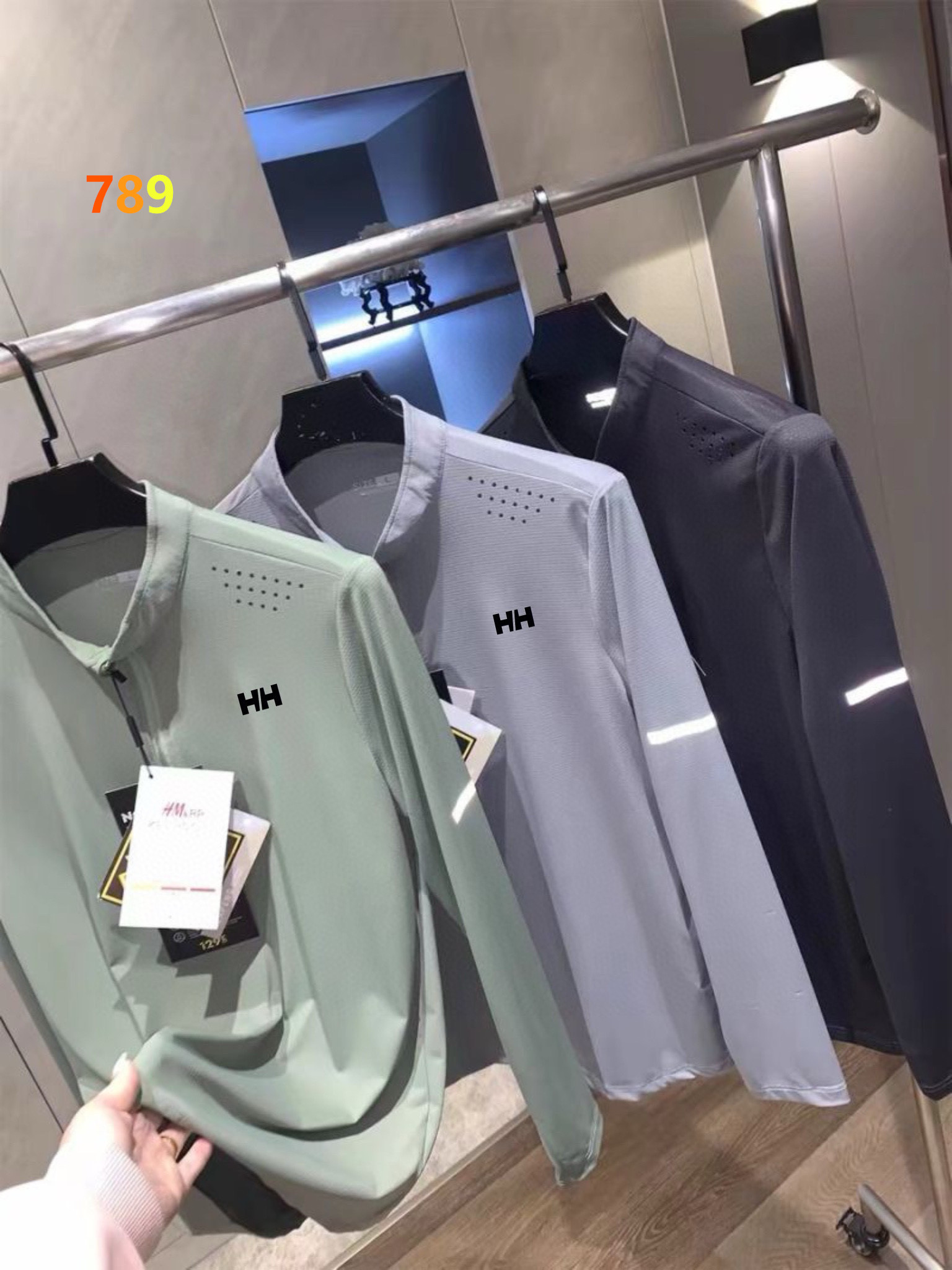 HELLY HANSEN海丽汉森男士欧美风拼接插肩半拉链长袖T恤高弹力运动健身打底衫! 此款经过多位著名设计师的精心设计,是时尚休闲与户外运动的完美结合,所以无论您平时穿或者户外穿都是您的最佳选择.一线大厂出品品质强大到无以复加!拼接设计!运动健身瑜伽跑步休闲,更多的场景,这款长袖T恤卫衣效果都是非常的不错百搭 即便是不运动更多休闲的场景这款长袖T恤卫衣内搭也是一个不错的选择既然是运动系列的那么它的功能性就不能不说了!采用可供透气面料复合定织面料透气感非常的好或者可以说是强大!可以时刻保持身体的干爽快速把体表的汗水分排出体外让你运动起没有任何的束缚!其次强大的思维高弹 弹力非常的好!上身没有束缚感而且会很好的宝贵全身的肌肉好像你的第二次皮肤!那种与生俱来的线条感那种爆炸性的驾驭感,是没得说 推荐入手! 颜色:深灰 浅灰 军绿 一3XL