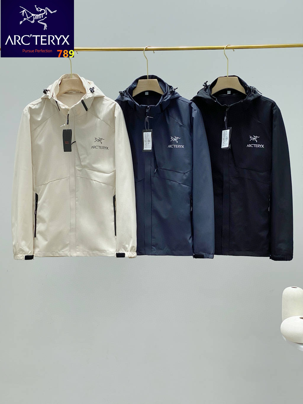 ARC'TERYX/始祖鸟户外王者男款春季户外防风防水休闲夹克软壳功能性薄款连帽外套 面料采用轻薄、防泼水透气,GORE-TEX Pro面料和柔软耐磨的N40p-X面料复合布,防风,透气,轻量,耐磨,DWR处理(防泼水)能凝结面料水珠,户外休闲下雨也不怕,更合身舒适,立体修身剪裁,增加高强度活动的透气性灵活性,可调帽子抽绳,倍加舒适内胆采用蜂巢网眼透气材质,无闷热感,透气性超强,高度复刻,绝对是一款不可多得的好冲锋衣 是一款横跨所有年龄的经典款百搭这个款是长青款,基本款,不挑人,运动达人必备,强烈建议入手! 颜色:米白 / 黑色/ 灰色 衣长68胸围108肩宽44.5(100-120斤) L衣长70胸围112肩宽46(115-135斤) XL衣长72胸围116肩宽47.5(130-150斤) 2XL衣长74胸围120肩宽49(145-165斤) 3XL衣长76胸围124肩宽50.5(160-180斤) 4XL衣长77胸围128肩宽52(175-205斤)