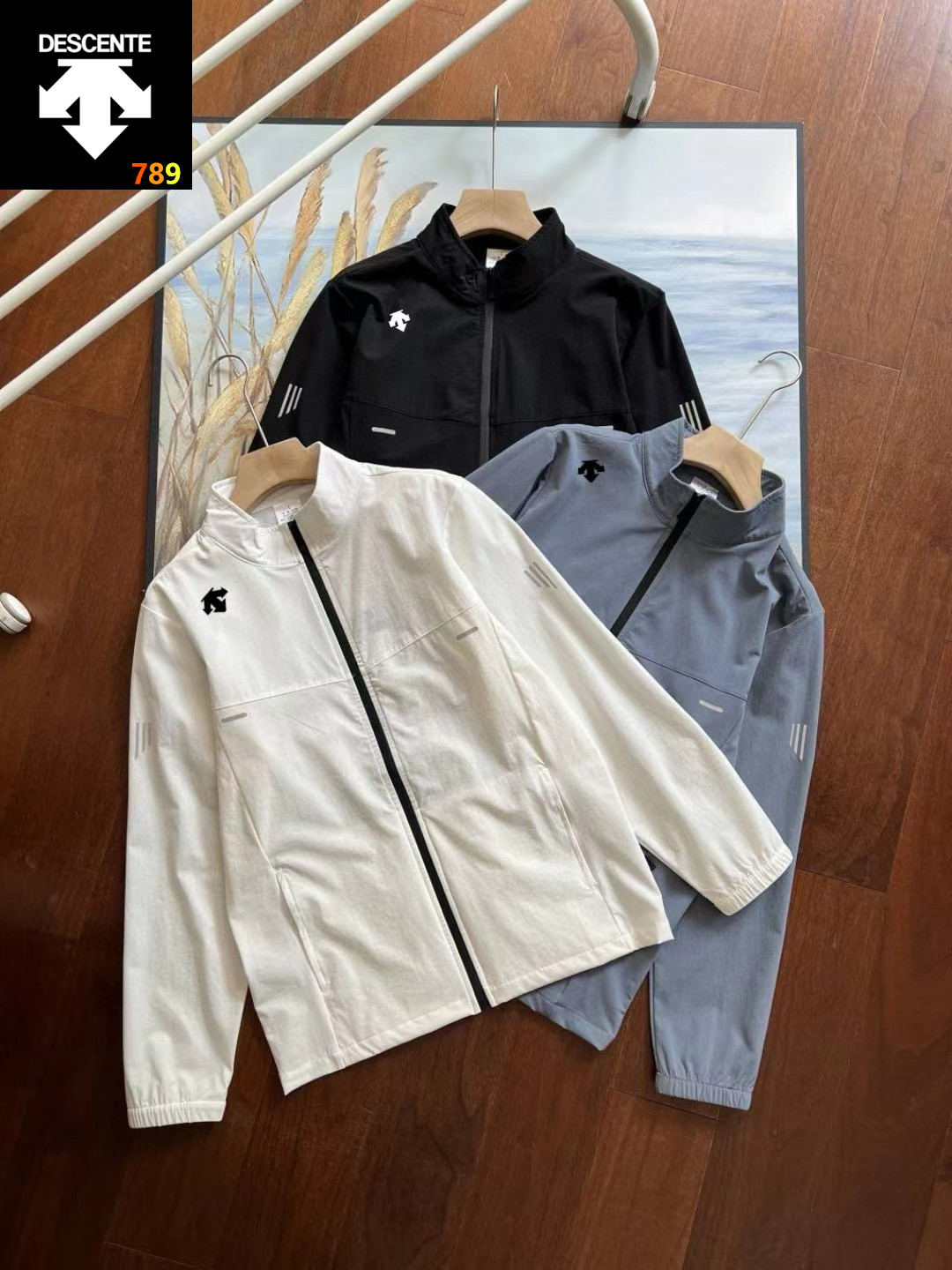 P150💰
迪桑特户外跑步风衣 男女同款轻薄透气 速干运动外套训练服 防风长袖拉链外套
轻量防水透气!独家货源! 高版本!新品!顶级面料!g指定客供面料
有效散热排汗,带弹性,轻便防水舒适柔软 这是迪家的匠心之作徒步系列从面料到做工细节都无可挑剔!绝对精品中的精品品质质感之好您拿到手就感受的到!产品专为轻便出行的多功能用途而设计,给远足及探险运动带来舒适的感受与简洁轻便的体验。该系列产品精巧,方便取物设计与负重体系使徒步运动者行动紧凑与高效~~修身剪裁符合人体工程学剪裁原理,运动自如 透气采用,轻便舒适 先进缝制工艺!!
赶紧入手~店主力荐
颜色:黑色 白色 天蓝
尺码:M-4XL
M 90-110斤
L 110-130斤
XL 125-140斤
2XL 140-160斤
3XL 160-180斤
4XL 180-200斤