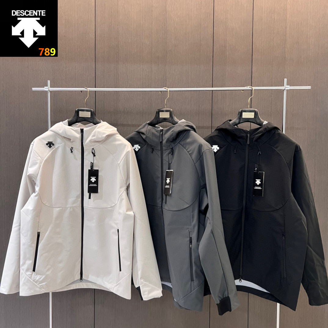 P190💰
2025春秋DESCENTE迪桑特综训男士防水透湿透气外套上衣冲锋衣情侣款
在春季多变的气候环境以及骑行运动过程中,这一款优质的冲锋衣外套无疑是您的理想之选。
今年采用先进的科技面料,兼具卓越的功能性与时尚的外观设计。其出色的防风性能,能有效阻挡寒风侵袭,为您带来温暖的呵护。同时具有良好的防水特性,版型既贴合人体曲线,又给予身体充分的活动空间,无论是日常出行还是户外运动,都能让您行动自如。而且,多种时尚颜色可供选择,满足您不同的审美需求。
颜色:黑色 隐蔽灰 米色
尺码:M-4XL
M衣长67胸围110袖长81(120斤内)
L衣长69胸围114袖长83(125-140斤)
XL衣长71胸围118袖长85(140-155斤)
2xL衣长73胸围122袖长87(155-170斤)
3xL衣长75胸围126袖长89(170-185斤)
4xL衣长77胸围130袖长91(185-205斤)