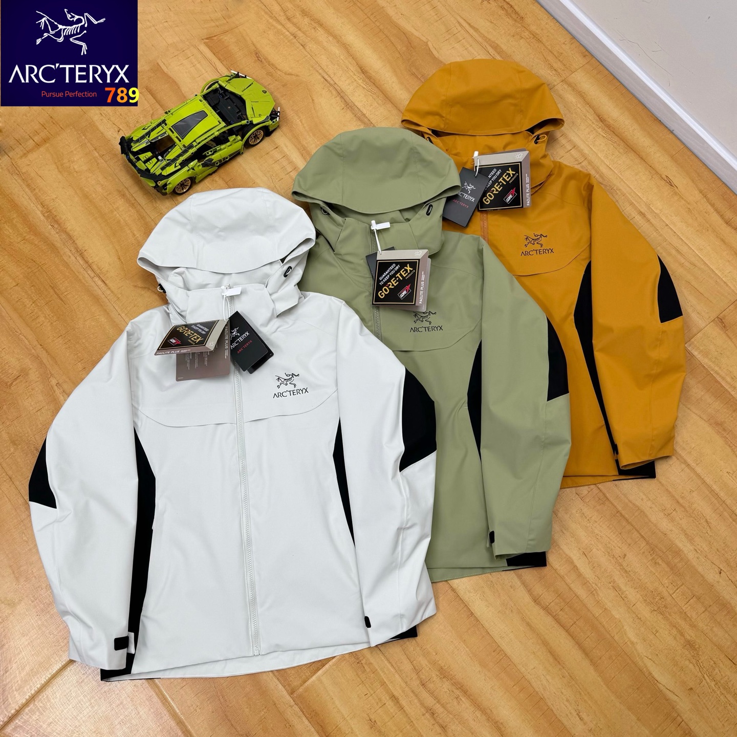 P240💰
ARCTERYX/始祖鸟春季情侣款冲锋衣防泼水连帽夹克外套
好的东西不是随便能做的出来的，连帽冲锋高领防风美观大气！
✨ 专业户外三层复合面料，防风能力一流有效防止冷风倒灌，户外专业级的面料，科技复合面料，具备出色的防风防水抗撕裂性能，出色的质感和性能 你上手一摸知道了！结实耐穿抗撕裂触感细腻舒适，面料不仅抗风防水 还有狠强悍的透气性能。
✨门襟定制拉链 滑动顺畅 不卡顿！
✨魔术贴䄂口 随意调节 穿脱不勒！
✨立体多裁片拼接，插肩䄂版型，层次感丰富 充满现代机能风！灰常显年轻！
内里全包边走线，细节彰显品质！
都市街头，户外日常皆可穿，刚柔并济，质感显而易见层次感十足，功能性、美观性和性价比，都没的挑！强烈推荐自留款！
颜色：白色  黄色  绿色
尺码：S-5XL