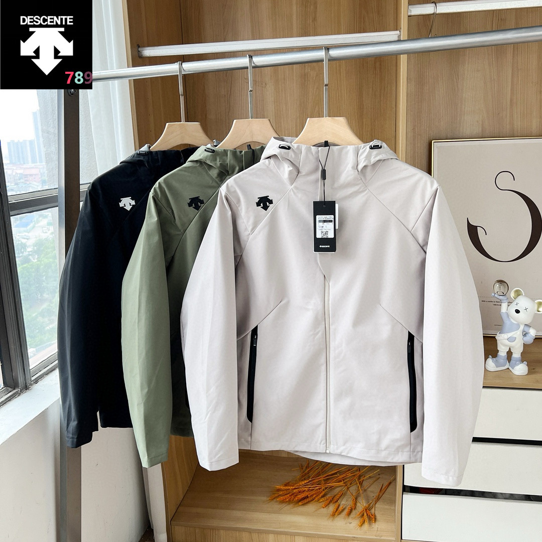 颜色;黑色,白色,绿色, 尺码;M-5XL DESCENTE/迪桑特秋款户外休闲外套24SS新品 防风水透气轻量硬壳冲锋衣 1️⃣高品质,科技面料 防风防水,轻量化设计,宽松大牌设计 立体剪裁 腰间拼接大气显瘦还高级 2️⃣冲锋衣透气舒适面料 不闷热 循环🔁透气,排湿保持皮肤干爽,三防功能黑科技,纳米级防水防油防污 3️⃣产品特性: 三层压胶技术,防风雨,防静电,抗撕耐磨! 做到了即轻量,又具备很好的三防效果, 轻松应对各种户外复杂环境! 专业级户外连帽冲锋衣夹克外套.极地防水冲锋衣! 属于户外的向导级别, 4️⃣它是针对严酷的户外环境而设计, 旨在为运动爱好者提供终极的保护! 这款防风透气的连帽衣是追求灵活性的登山者的理想选择! 5️⃣耐磨而高度防风的外层.面料能抵挡雨水. 并且吸湿排汗! 防湿表层面料.防雪.透气耐磨.防风.防水 能凝结面料水珠. 6️⃣立体整形,更合身舒适! 可兼容头盔的一体化风帽. 带来更好的防风防水保暖性 各部位设计精简使用,上身效果极好! M衣长67胸围110袖长81(120斤内) L衣长69胸围114袖长83(125-140斤) XL衣长71胸围118袖长85(140-155斤) 2xL衣长73胸围122袖长87(155-170斤) 3xL衣长75胸围126袖长89(170-185斤) 4xL衣长77胸围130袖长91(185-200斤) 5xL衣长79胸围134袖长93(200-210斤)