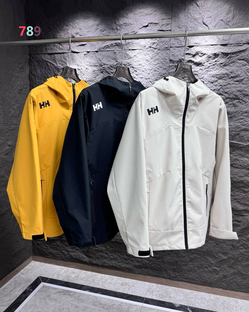 Helly Hansen 海丽汉森情侣拼接一体防泼水外套, 1️⃣SALT高端系列户外防风防水无缝压胶硬壳冲锋衣,专为户外运动人体工学设计,肩膀LOGO设计别具一格,搭配后身航海风格拼接,极具辨识度与时尚性,超多细节彰显旗舰爆款质感格调, 2️⃣Helly Tech Professional 3层织物结构,独家高防水透湿科技,通过面料防水性、透气性与拒水性的平衡,有效应对强风雨等多变天气及户外恶劣环境,减少闷热感,提高内部的舒适度, 3️⃣Bemis35L胶带层压结构,所有接缝全封闭式防水,100%防水防风性能,为户外运动登山徒步提供更舒适体验,采用两侧拉链口袋,更具便利性和美观度,领子顶端,袖口,后身多处点缀, 4️⃣增加户外辨识度和安全性,袖头魔术贴采用激光剪裁+嵌入式固定,增加精致度,底边调节系统,拒绝寒风侵入,高端品质货,喜欢的兄弟赶紧入手! 颜色:黑,黄,白