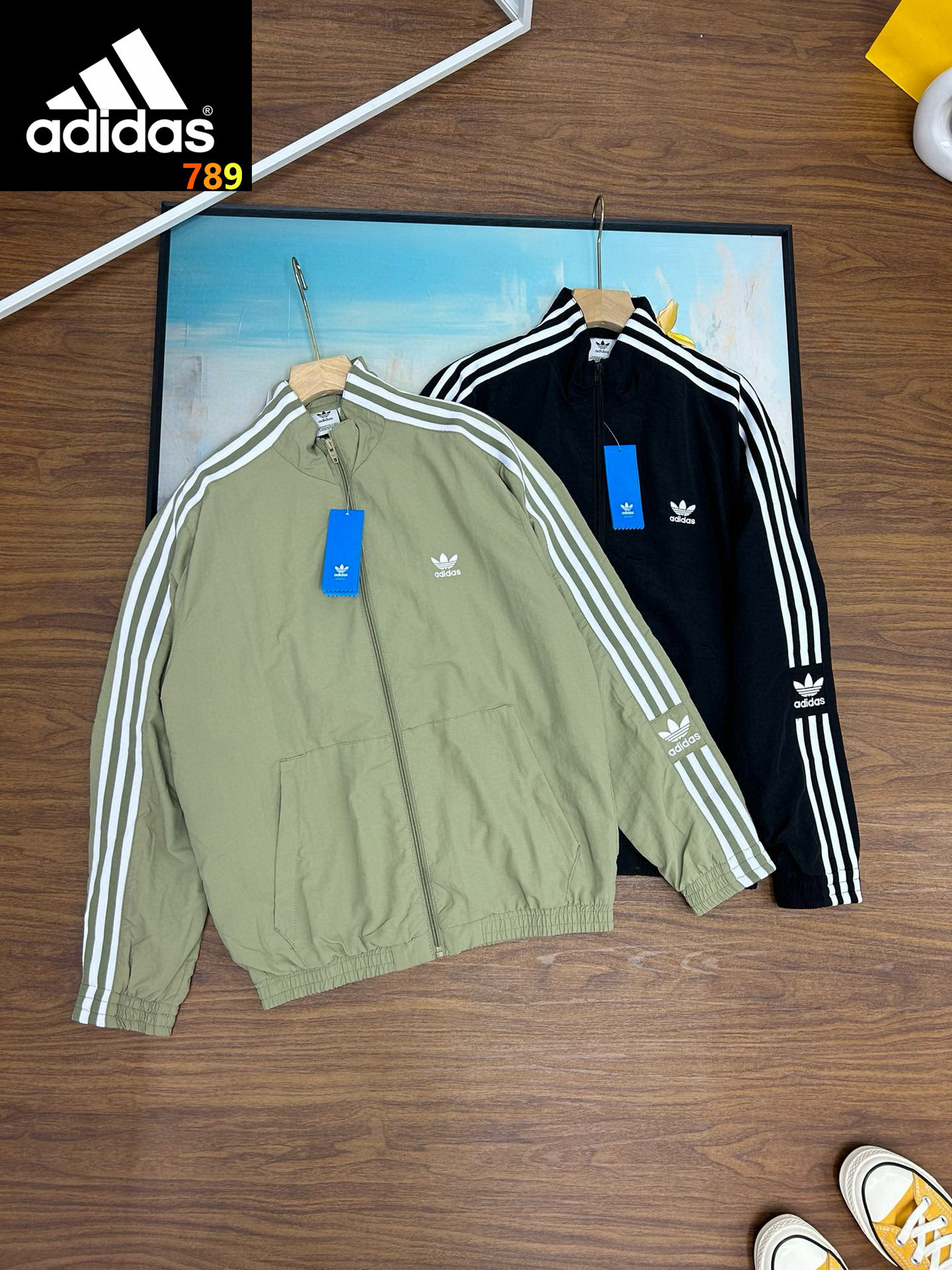 P155💰
早秋新款Adidas originals 秋季新款三叶草徽章小logo拉链立领宽松运动夹克情侣外套
专柜同步 原版logo拉链,胸口和胳膊logo刺绣设计,经典落肩三条杠设计 复古时尚 下摆和袖口松紧设计 防风up 走线干净整齐,宽松型剪裁拉链全开襟配立领,格子布打造的老派的复古设计,搭配三条纹和三叶草徽标,呈现出的的感觉干练又耐看,重点品质真的绝绝子,侧边三条纹+小白刺绣LOGO,经典款式永远不会过时,而旦还百搭,面料柔软且有质感,极力推荐入手 情侣款必备
颜色:黑色/ 军绿
码数:M-XXL
尺码表
M胸围114衣长69袖长76
L胸围118衣长71袖长78
XL胸围122衣长73袖长80
XXL胸围126衣长75袖长82