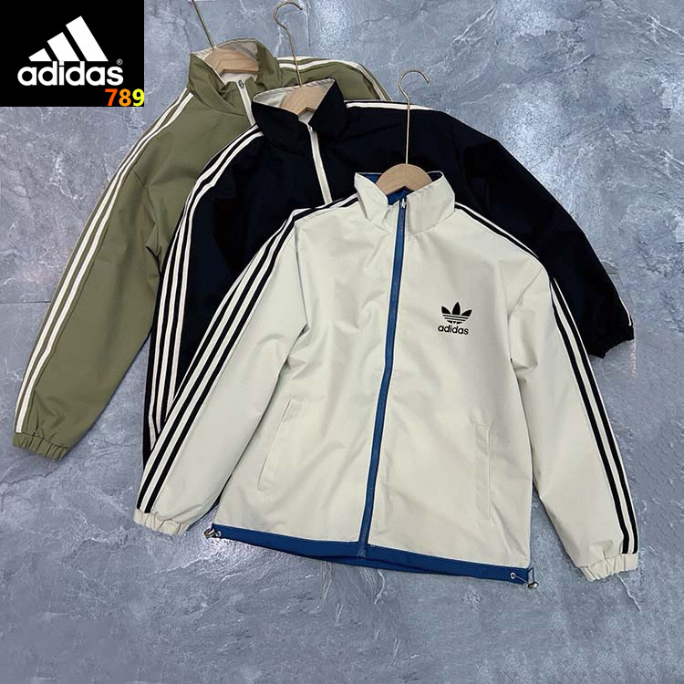 P150💰
Adidas/三叶草 撞色拼接复古双面穿风衣外套
今年最火的撞色拼接+复古元素
让你潮到无边无际的三叶草风衣来啦!
客供定制梭织面料
防风保暖的同时极大的增加了舒适和透气性能
别出心裁的上下两片式撞色拼接搭配复古风格
两种流行元素容于一身
经典的三条杠与袖子上三叶草LOGO
更是整件衣服的灵魂所在
使整件衣服更加时髦,潮流
轻松俘获众多粉丝的青睐
穿上它你就是整条街最靓的仔
绿色,黑色两个经典颜色都非常百搭
男女都可以完美驾驭
原厂出货秒杀任何代购!
欢迎大家对比!
【品牌】: 三叶草