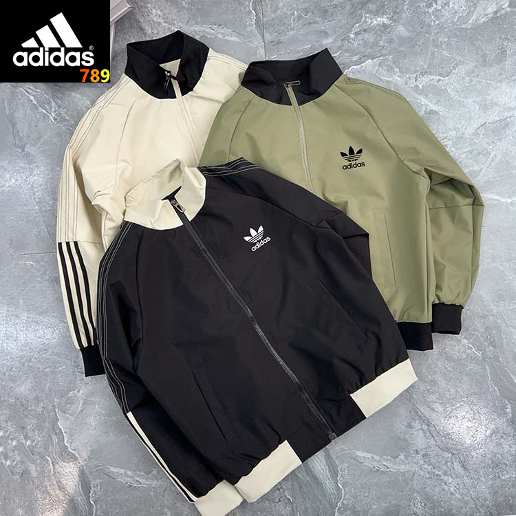 P145💰
(平铺图)Adidas阿迪达斯三叶草拼接复古夹克风衣
双层拼色拼接夹克外套
三叶草这件外套真的贼好看
专柜款同步发售!原单牛货!专柜大货的面料,很舒服的面料,上身有型做成衣之前先把面料进行加工水洗!不缩水不起球不褪色,上身好看。做工精细,高温印花,拼色立领设计!搭配的撞色闭眼入都不踩雷✨
【品牌】: 三叶草