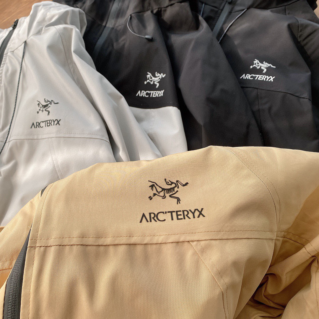 P155💰
始祖鸟最新情侣款高品质户外冲锋衣
傲视全网，最新科技面料，
全身压胶技术内里绒面，今年最新的设计，
市面没有的奢侈级冲锋领
鸟德东西我们今年上的也不少
此款衣服正如它的设计语言一样，自由、不羁，
全身拉链压胶设计，再加上今年最新的科技面料，
将整件衣服的动感，优雅，简洁，干练，体现的淋漓尽致，现在为大家简单介绍一下此款的来历。国内原代工厂出品
全国一共仅有的两家和始祖鸟合作的代工厂之一！
工厂给自己创造的灰色收入，

面料辅料全部是珍品。

刚好迎合了这件衣服的整体风格，

面料也是采用日版顶级的

足见奢侈品在这方面真的是不计成本的，

贵自然有它的道理！！

设计方面我们就不必多说，不是随随便便的小牌东西可以比拟！！

整体的设计风格和面料的完美搭配才能造就一件这种级别的衣服！！

二者真的缺一不可！！！

简单的拼接，虽然没有任何的撞色。

但是整体效果真的就是那么的简洁，有力！

冲锋领+全压胶拉链，大大的增强了整件衣服的运动风格，

而且衣服具有很多奢侈大牌不具备的防水特性！！！

透气性同时也是超好！！

高端华丽的同时，不失动感活力！

配合最新的特制科技复合面料。

挺括的同时又很服帖柔软！！

同时面料垂坠感也很出色！！更加的服帖，完美勾勒身材。
颜色;黑色 灰白 黄色 黑白拼接
尺码;见图七