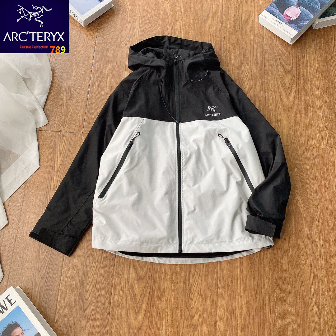 P155💰
始祖鸟最新情侣款高品质户外冲锋衣
傲视全网，最新科技面料，
全身压胶技术内里绒面，今年最新的设计，
市面没有的奢侈级冲锋领
鸟德东西我们今年上的也不少
此款衣服正如它的设计语言一样，自由、不羁，
全身拉链压胶设计，再加上今年最新的科技面料，
将整件衣服的动感，优雅，简洁，干练，体现的淋漓尽致，现在为大家简单介绍一下此款的来历。国内原代工厂出品
全国一共仅有的两家和始祖鸟合作的代工厂之一！
工厂给自己创造的灰色收入，

面料辅料全部是珍品。

刚好迎合了这件衣服的整体风格，

面料也是采用日版顶级的

足见奢侈品在这方面真的是不计成本的，

贵自然有它的道理！！

设计方面我们就不必多说，不是随随便便的小牌东西可以比拟！！

整体的设计风格和面料的完美搭配才能造就一件这种级别的衣服！！

二者真的缺一不可！！！

简单的拼接，虽然没有任何的撞色。

但是整体效果真的就是那么的简洁，有力！

冲锋领+全压胶拉链，大大的增强了整件衣服的运动风格，

而且衣服具有很多奢侈大牌不具备的防水特性！！！

透气性同时也是超好！！

高端华丽的同时，不失动感活力！

配合最新的特制科技复合面料。

挺括的同时又很服帖柔软！！

同时面料垂坠感也很出色！！更加的服帖，完美勾勒身材。
颜色;黑色 灰白 黄色 黑白拼接
尺码;见图七