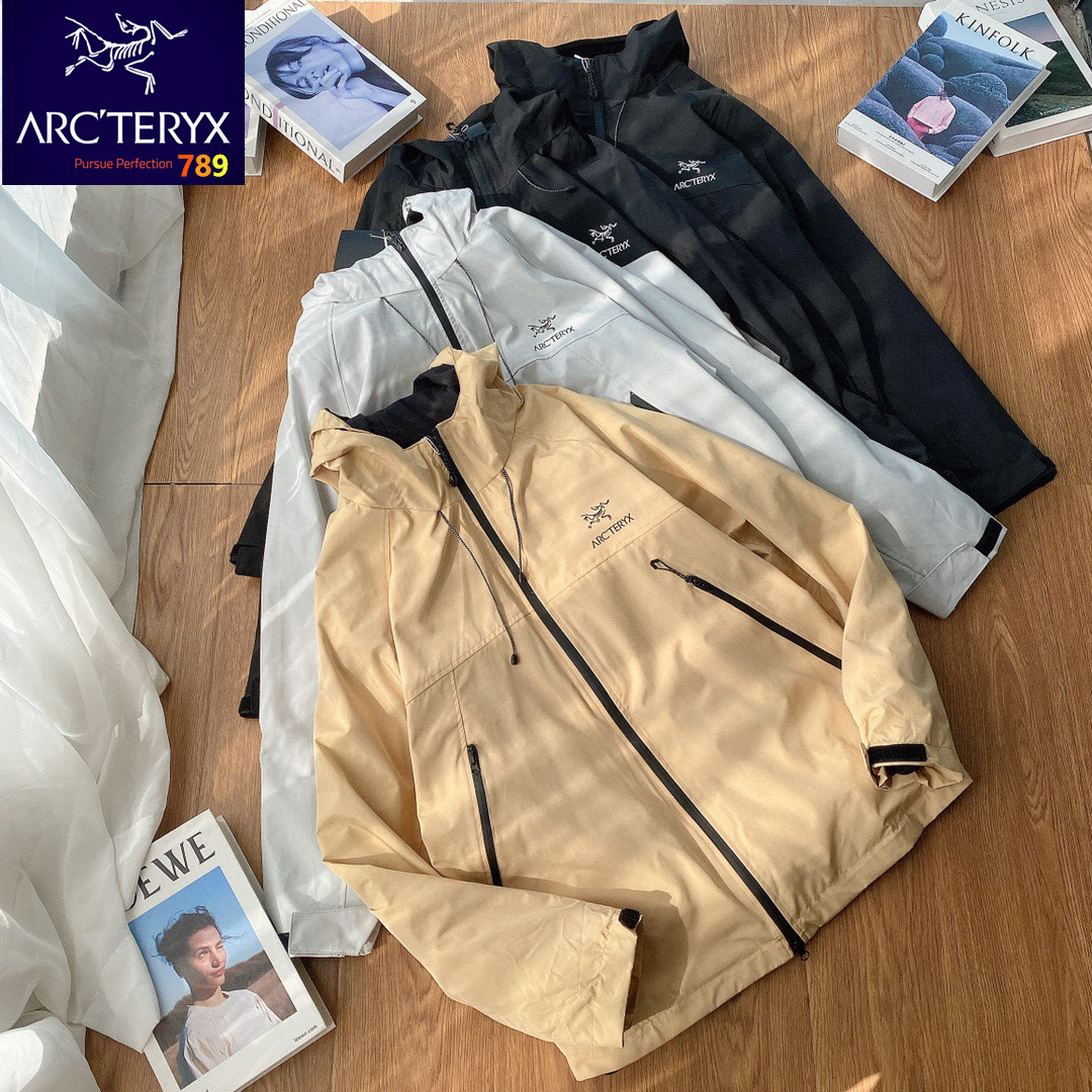 P155💰
始祖鸟最新情侣款高品质户外冲锋衣
傲视全网，最新科技面料，
全身压胶技术内里绒面，今年最新的设计，
市面没有的奢侈级冲锋领
鸟德东西我们今年上的也不少
此款衣服正如它的设计语言一样，自由、不羁，
全身拉链压胶设计，再加上今年最新的科技面料，
将整件衣服的动感，优雅，简洁，干练，体现的淋漓尽致，现在为大家简单介绍一下此款的来历。国内原代工厂出品
全国一共仅有的两家和始祖鸟合作的代工厂之一！
工厂给自己创造的灰色收入，

面料辅料全部是珍品。

刚好迎合了这件衣服的整体风格，

面料也是采用日版顶级的

足见奢侈品在这方面真的是不计成本的，

贵自然有它的道理！！

设计方面我们就不必多说，不是随随便便的小牌东西可以比拟！！

整体的设计风格和面料的完美搭配才能造就一件这种级别的衣服！！

二者真的缺一不可！！！

简单的拼接，虽然没有任何的撞色。

但是整体效果真的就是那么的简洁，有力！

冲锋领+全压胶拉链，大大的增强了整件衣服的运动风格，

而且衣服具有很多奢侈大牌不具备的防水特性！！！

透气性同时也是超好！！

高端华丽的同时，不失动感活力！

配合最新的特制科技复合面料。

挺括的同时又很服帖柔软！！

同时面料垂坠感也很出色！！更加的服帖，完美勾勒身材。
颜色;黑色 灰白 黄色 黑白拼接
尺码;见图七