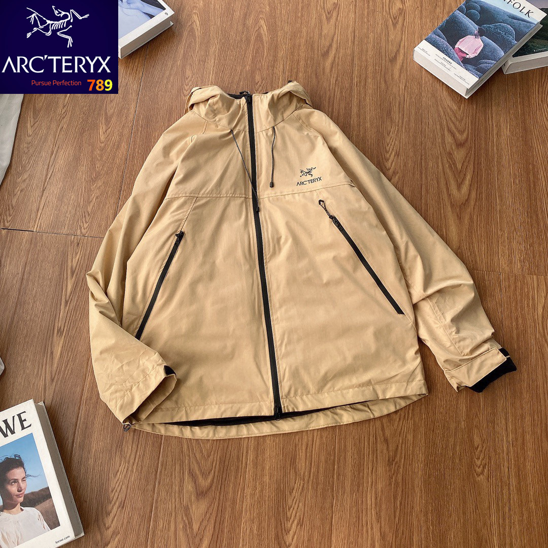 P155💰
始祖鸟最新情侣款高品质户外冲锋衣
傲视全网，最新科技面料，
全身压胶技术内里绒面，今年最新的设计，
市面没有的奢侈级冲锋领
鸟德东西我们今年上的也不少
此款衣服正如它的设计语言一样，自由、不羁，
全身拉链压胶设计，再加上今年最新的科技面料，
将整件衣服的动感，优雅，简洁，干练，体现的淋漓尽致，现在为大家简单介绍一下此款的来历。国内原代工厂出品
全国一共仅有的两家和始祖鸟合作的代工厂之一！
工厂给自己创造的灰色收入，

面料辅料全部是珍品。

刚好迎合了这件衣服的整体风格，

面料也是采用日版顶级的

足见奢侈品在这方面真的是不计成本的，

贵自然有它的道理！！

设计方面我们就不必多说，不是随随便便的小牌东西可以比拟！！

整体的设计风格和面料的完美搭配才能造就一件这种级别的衣服！！

二者真的缺一不可！！！

简单的拼接，虽然没有任何的撞色。

但是整体效果真的就是那么的简洁，有力！

冲锋领+全压胶拉链，大大的增强了整件衣服的运动风格，

而且衣服具有很多奢侈大牌不具备的防水特性！！！

透气性同时也是超好！！

高端华丽的同时，不失动感活力！

配合最新的特制科技复合面料。

挺括的同时又很服帖柔软！！

同时面料垂坠感也很出色！！更加的服帖，完美勾勒身材。
颜色;黑色 灰白 黄色 黑白拼接
尺码;见图七