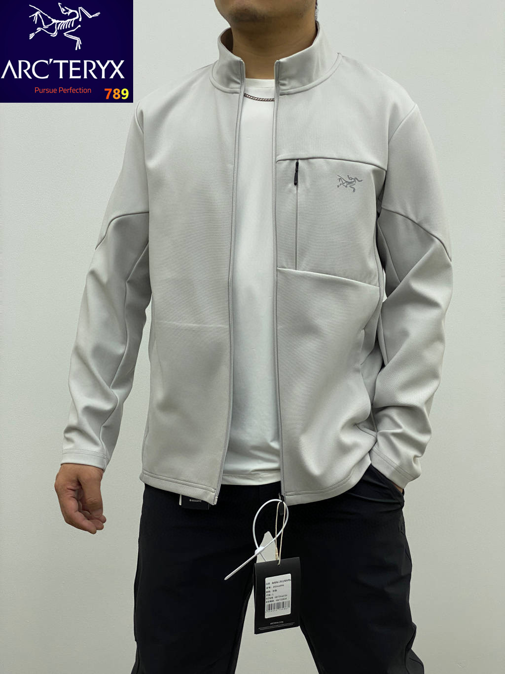 P175💰
始祖鸟/ARCTERXY*25年秋季男士口袋拉链立领外套！质感挺括，
面料选用岛国新型针织面料！
面料具有张力和回弹性，手感软膜细腻，很Q弹！
吸汗快干科技，快速蒸发汗液，透气舒适
抗皱回弹后整技术，抗皱易打理，搓揉都不易起皱主打性价比的高端户外针织外套！
经典的立领设计，款式简约有型！
线条流畅 剪裁利落，上身挺括有型，胸前拉链设计，独特有型！
持久耐穿，不易变形，历久弥新
随心动无压力，轻松搞定各种户外环境
3D立体剪裁，挺括利落的简约版型
经典立领设计，线条流畅 剪裁利落，简约而不简单
日常休闲，户外运动均可穿搭!
颜色：黑色 灰色 深蓝色