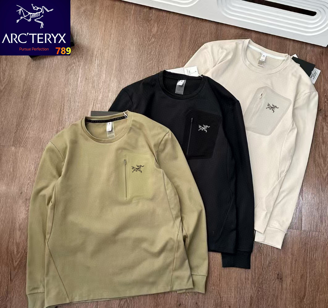 P130💰
ARCTERYX/始祖鸟春季新款长袖T恤打底卫衣 
高弹舒棉 贴身柔软  针织柔软蓬松 适合亲肤 能够抵御外界冷空气蓄势  紧密保暖热量回流  透气保暖 
细节都是实拍，整体微落肩，腰侧裁剪弧形拼接  上身线条感足 不仅完美修饰了肩部和腰部 还在简单的款式中带了点设计感
重中之重是胸口的压胶口袋  高成本成熟的工艺 隐形拉链 简约大气  大牌感十足
超高性价比  款式和颜色都是随意百搭 不会出错 高衣品男士的必入款 
简约户外风格，细节处彰显品质，防风耐磨，适合多种气候条件，让你在户外生活中 感受自由和舒适的完美平衡
颜色：杏色 军绿色 黑色