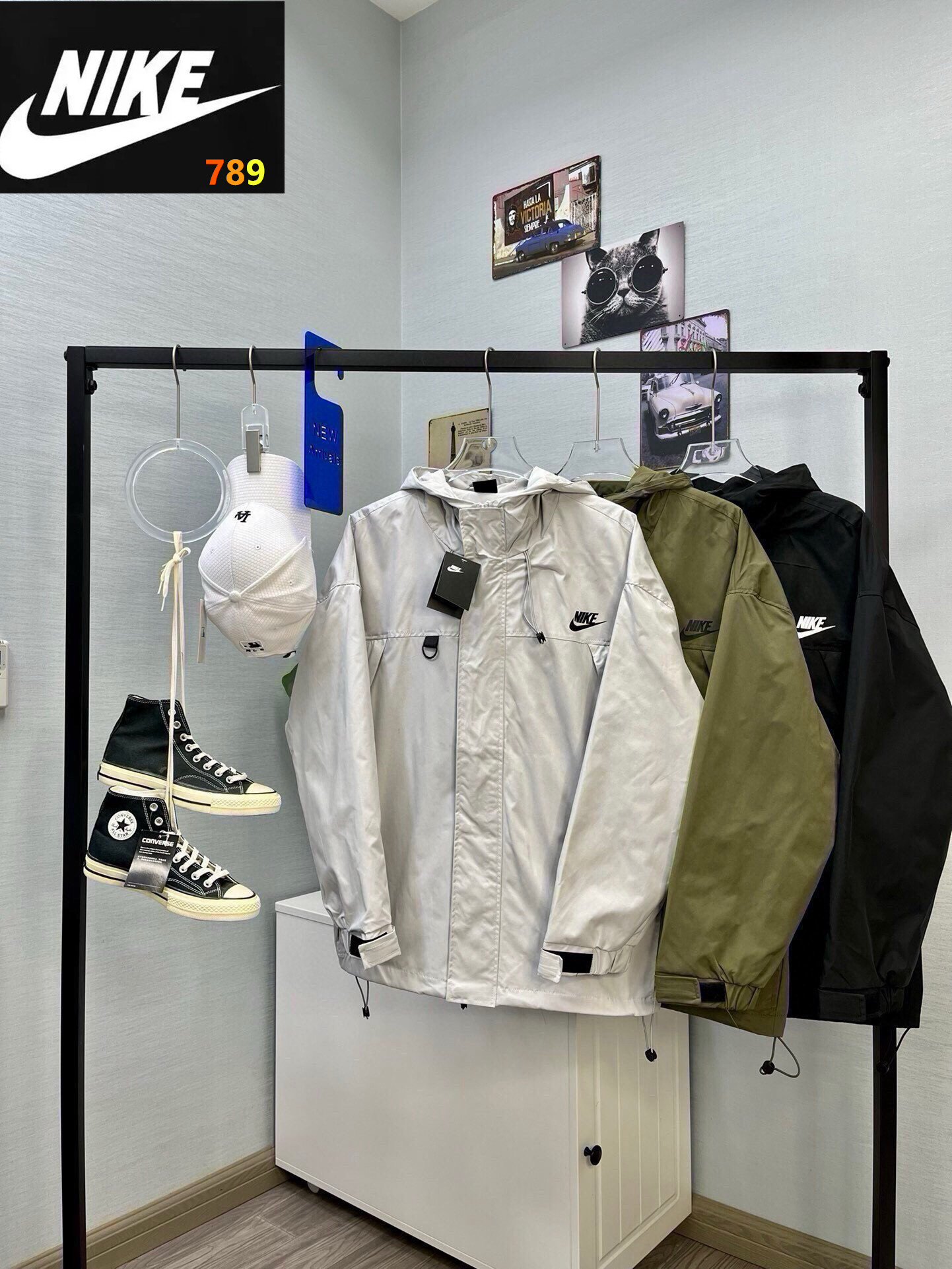 P145💰
耐克春秋新款情侣款连帽冲锋衣外套,三色可选,上身帅气百搭不挑人,休闲运动均可驾驭,经典永不过时✅绝佳春季出行穿搭必备单品🌞
秋季一定闭眼入的一款单品 出街回头率超高,采用连帽双门襟设计,上身好搭配,胸前经典简约小logo,简约经典百搭不过时,做工精致,细节到位,三标齐全,诚意满满
颜色黑色,灰白色,绿色