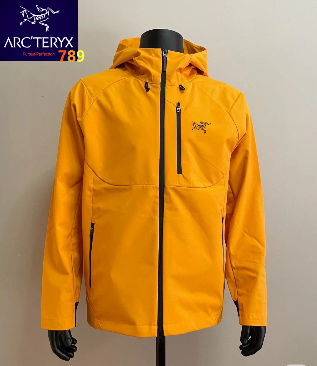 始祖鸟 春季新款防风户外夹克 颜色;黑色,黄色 灰色 米白色 尺码;M-4XL 【高品质 5防系列】 ARC'TERYX/始祖鸟户外王者男款春季户外防风防水休闲夹克软壳功能性薄款连帽外套 面料采用轻薄、防泼水透气,GORE-TEX Pro面料和柔软耐磨的N40p-X面料复合布,A9608防风,透气,轻量,耐磨,DWR处理(防泼水)能凝结面料水珠,户外休闲下雨也不怕,更合身舒适,立体修身剪裁,增加高强度活动的透气性灵活性,可调帽子抽绳,倍加舒适内胆采用蜂巢网眼透气材质,无闷热感,透气性超强,高度复刻,绝对是一款不可多得的好冲锋衣!是一款横跨所有年龄的经典款百搭这个款是长青款,基本款,不挑人,运动达人必备,强烈建议入手!