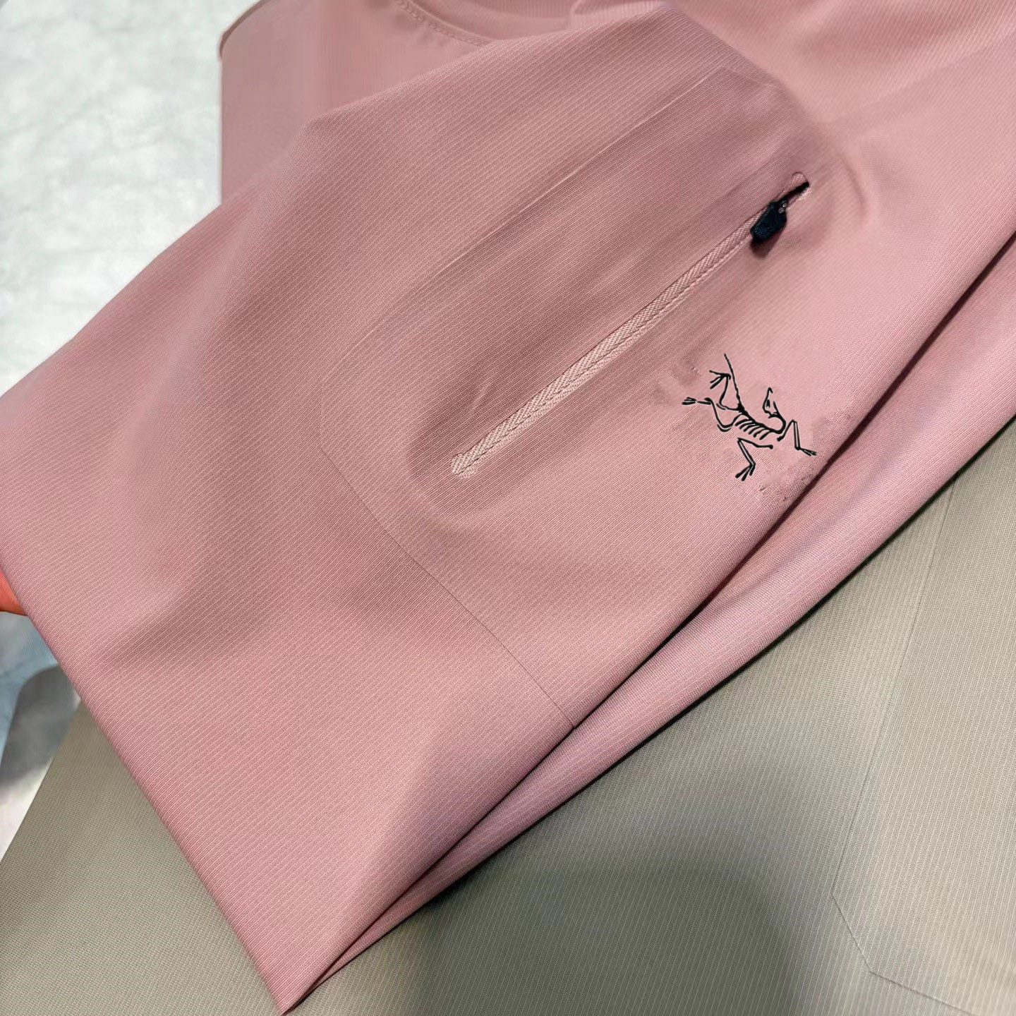 始祖鸟夏季新款压胶冰丝短袖 新款冰丝压胶短袖上衣-Chinese UA Cheap High Quatity Brand Clothes Bags handbags Sneakers wholesale wholesaler seller from China Factory suppliers Fashion Clothing Shoes best Quality Beautiful Price 始祖鸟夏季新款压胶冰丝短袖 新款冰丝压胶短袖上衣