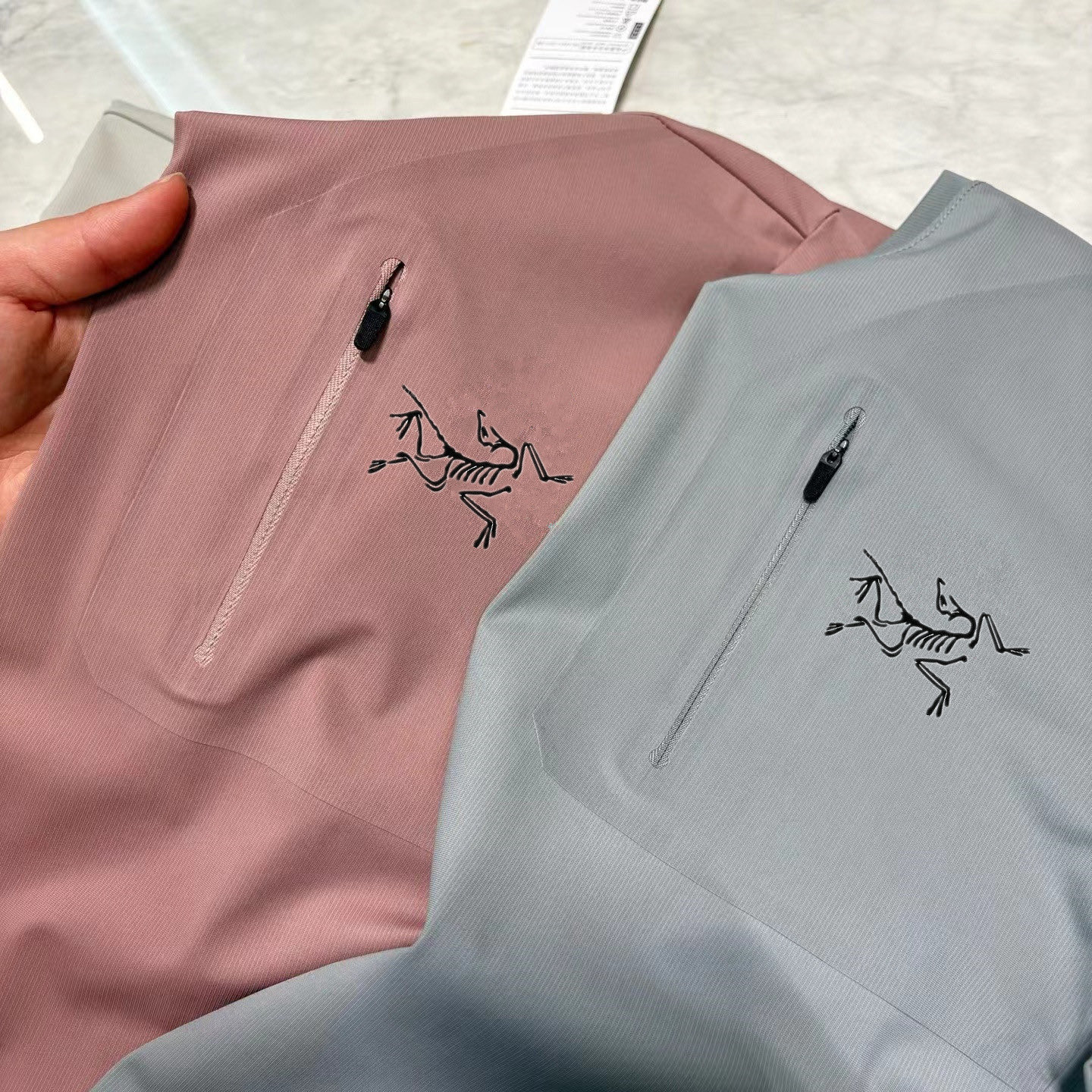 始祖鸟夏季新款压胶冰丝短袖 新款冰丝压胶短袖上衣-Chinese UA Cheap High Quatity Brand Clothes Bags handbags Sneakers wholesale wholesaler seller from China Factory suppliers Fashion Clothing Shoes best Quality Beautiful Price 始祖鸟夏季新款压胶冰丝短袖 新款冰丝压胶短袖上衣