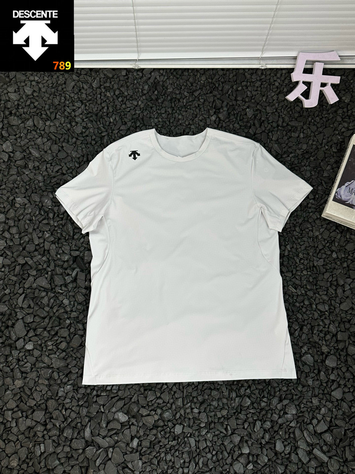 迪桑特DESCENTE户外运动休闲纯色简约时尚百搭立体橡胶品牌Logo纯色印圆领套头休闲透气速干短袖T恤