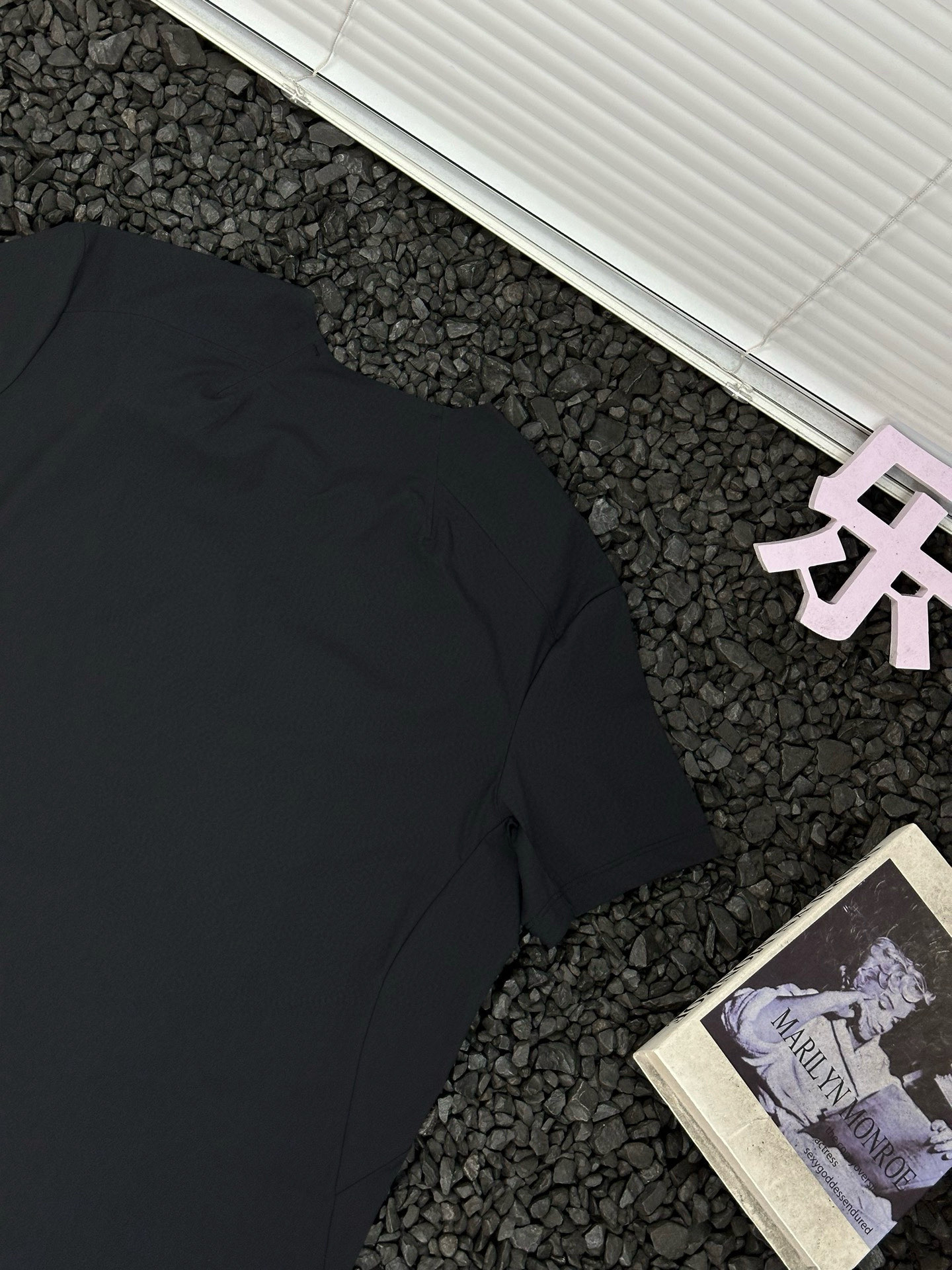 迪桑特DESCENTE户外运动休闲纯色简约时尚百搭立体橡胶品牌Logo纯色印圆领套头休闲透气速干短袖T恤