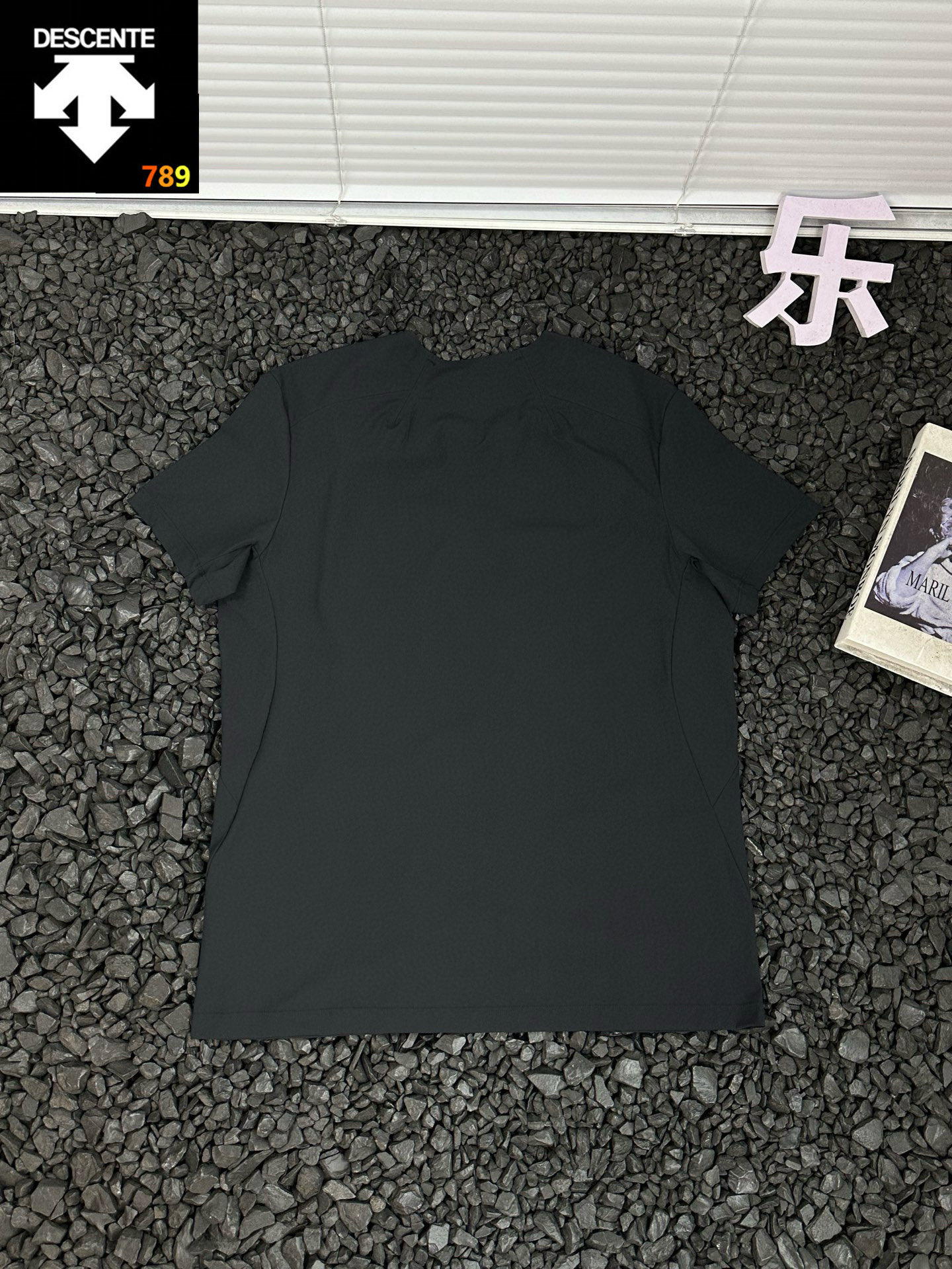 迪桑特DESCENTE户外运动休闲纯色简约时尚百搭立体橡胶品牌Logo纯色印圆领套头休闲透气速干短袖T恤
