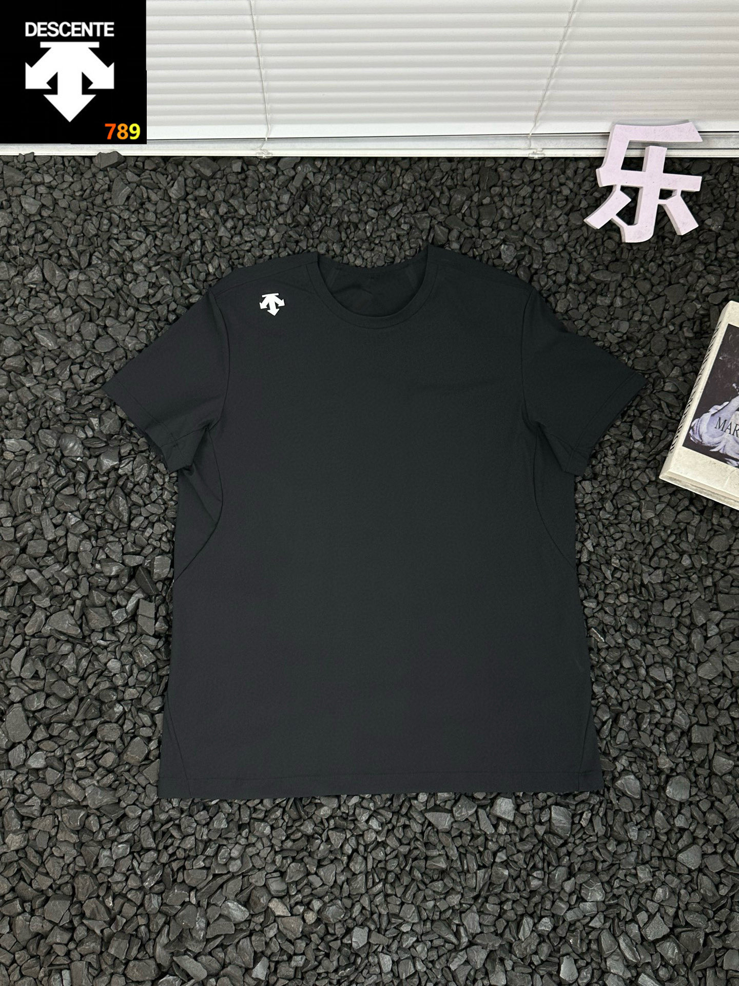 迪桑特DESCENTE户外运动休闲纯色简约时尚百搭立体橡胶品牌Logo纯色印圆领套头休闲透气速干短袖T恤