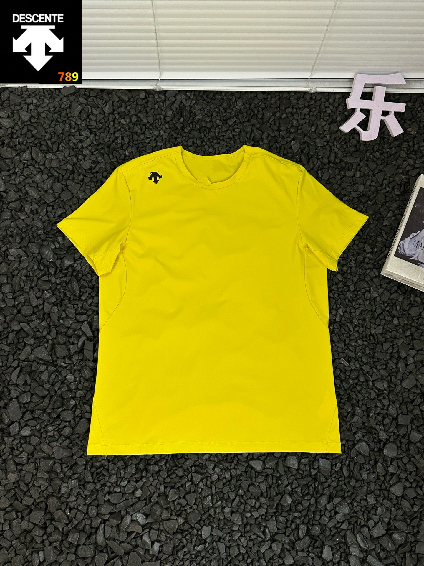 迪桑特DESCENTE户外运动休闲纯色简约时尚百搭立体橡胶品牌Logo纯色印圆领套头休闲透气速干短袖T恤