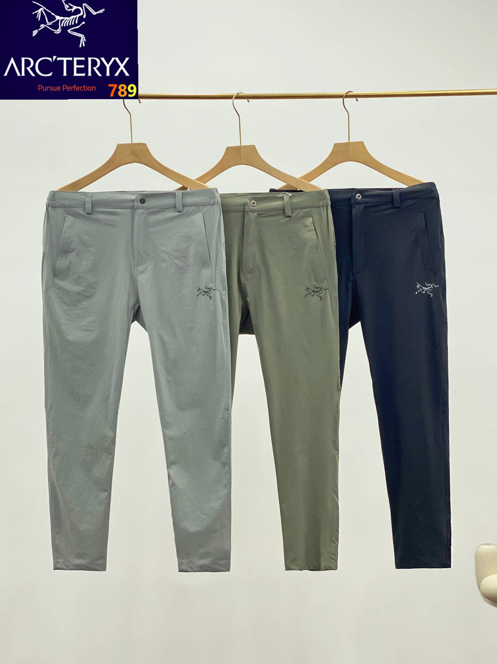 P135💰始祖鸟
户外牛货！！！大牌平替速干户外登山休闲运动直简软壳弹力透气修身直筒裤。休闲长裤男款直筒长裤！此款裤子非常百搭，日常上班 户外运动都可以穿着

此款经过科家多位著名设计师设计，是时尚休 闲与户外运动的完美结合，所以无论您平时穿或者户外 穿都是您的最佳选择 ！
面料采用新型的户外类面料的，面料立体有型！
纹路清晰！四面微弹，适合任何环境穿着搭配！ 既有西装裤的正式感，又有运动裤的舒适感，上身效果特别有型，3D立体剪裁拼接的锥形裤裤型，腰部独特的拼接式松紧腰➕品牌腰带设计，让裤型平整有型，穿着舒适更不会下滑，给你十足的安全感！
裤子两侧隐形式拉链口袋拉链设计，后面大口袋设计安全性极高。
每个部位都更加的合体舒适，部分做了立体裁剪处理，更加适合运动。 符合人体工程学，运动不受限制！
颜色：黑色，军绿色，浅灰色。
尺码：m，L，XL，2xL，3xL。