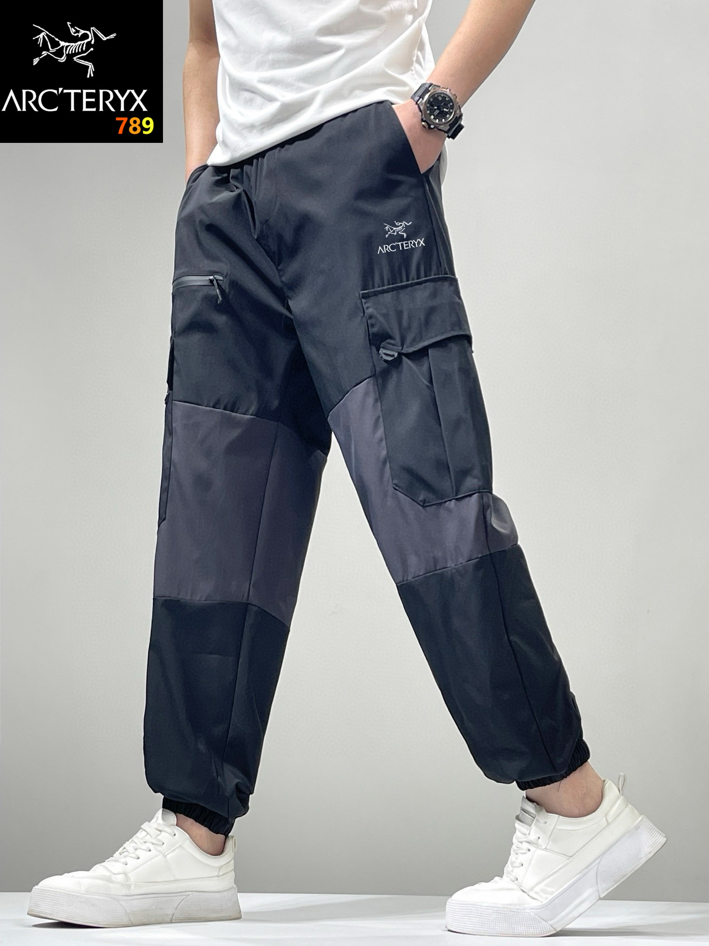 Arc'teryx/始祖鸟 高品质🔥 ARC'TERYX始祖鸟春季多囗袋工装束脚冲锋裤! 采用聚酯纤维面料防撕拉,结实耐穿.这种坚韧的布经过漂洗可增加舒适度,同时又不影响其耐用性. 裤子侧边兜部均采用拉索设计,增加了实用性和安全性, 十分具有工装军事风格 腰部是弹力松紧腰带,与此同时也有抽绳设计,即便腰围偏大也可以用抽身系紧,符合卡哈特做工装一贯地实用性与时尚型相结合,总之这是一款非常实用的束脚工装冲锋裤. 面料:100%聚酯纤维 颜色: 黑灰拼色 灰白拼色 白灰拼色