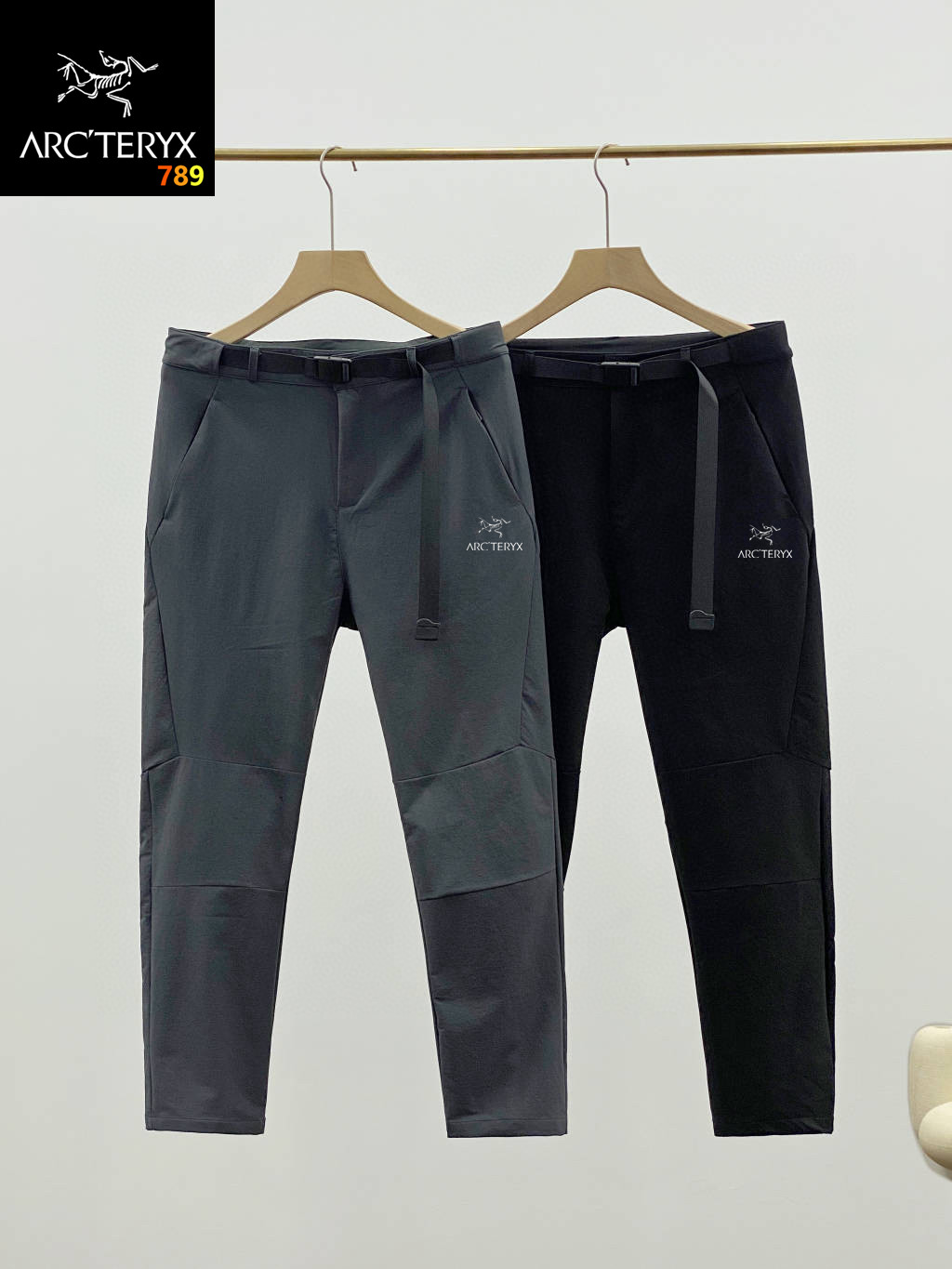 P140💰始祖鸟
大牌平替户外登山徒步秋冬新款休闲防风防水透气弹力梭织运动软壳直筒裤。
户外都市通勤男士梭织运动长裤
主推爆款，防泼水登山布，耐撕耐磨，
户外都市通勤男士梭织运动长裤
软壳防泼水运动梭织面料，3D立体拼接剪裁，显瘦巨显瘦。
梭织运动长裤
经典梭织运动长裤。采用质感梭织面料制作，面料轻质舒爽，挺阔有型。搭配立体版型裁剪，上身舒适贴合。适合通勤与日常多场合穿着
场景适用	日常生活/城市通勤	，强烈推荐闭眼入！
颜色：黑色，灰色
尺码：L，XL，2XL，3xL，4XL，5XL。