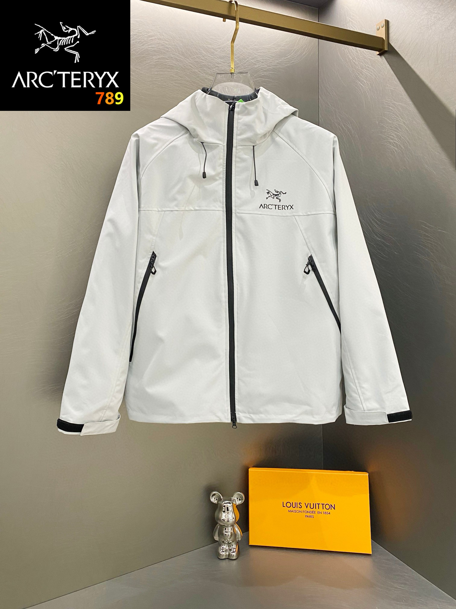 ARC'TERYX/始祖鸟休闲三合一内胆男女同款银狐绒冲锋衣! (内胆可拆卸) 外层采用GORE-TXE面料!深层防水!超强防风防水~防水5000+ 透气10000+ 内胆配抓绒,更加了户外野外保暖性能更稳定!全身采用无缝压胶技术处理!高端大气上档次~ 一件衣服两种穿法~必须全力主推 颜色:黑色 白灰 黑白拼