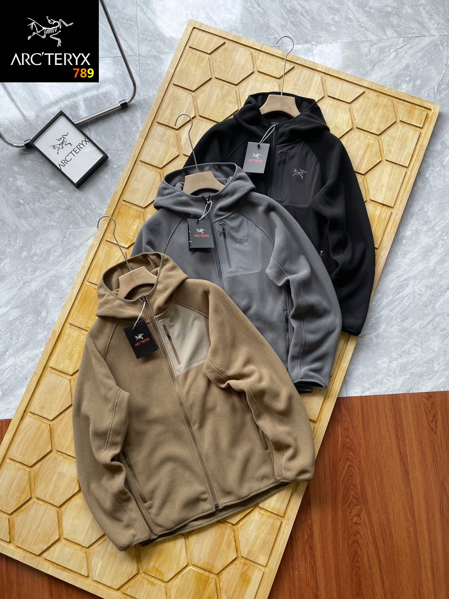 ARC'TERYX始祖鸟双面连帽摇粒绒三色外套 上身无重量感 速暖中间层 保温调节 连帽设计季精品摇粒绒 通用、简洁的PDry连帽衣,适合各种活动穿着.抓绒系列:中间层抓绒衣 MX:复杂天气.专为攀岩而设计,经改良后适用于各种高山活动,可作为中间层或单独穿着.透气的P绒 Dry抓绒面料,具有很高的暖重比,表面光滑,可轻松与外套搭配穿着!剪裁:修身尺寸活动:多用途材料:高保暖面料保养:冷水机洗.悬挂晾干.切勿使用衣物柔顺剂.不能熨! 颜色:黑色 灰色 卡其 :胸围108 袖长74 衣长66 L:胸围112 袖长75 衣长68 XL:胸围116 袖长76 衣长70 2XL:胸围120 袖长77 衣长72 3XL:胸围124 袖长77 衣长74