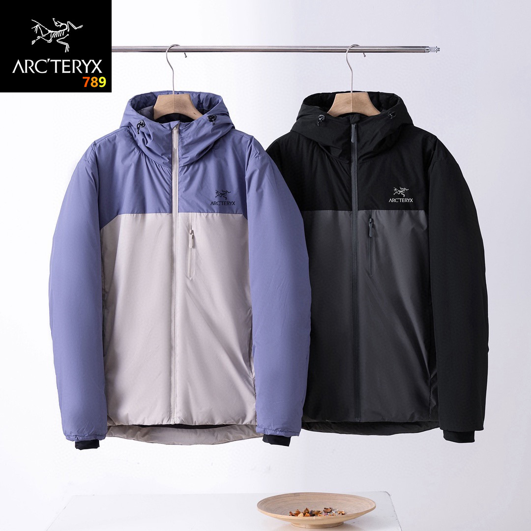 始祖鸟棉服轻量化户外手赛棉衣 爆款棉衣外套!情侣款! 超强福利跑量新款🆕 户外情侣款连帽加厚羽绒棉衣外套! 连帽设计,帽子不可拆卸! 简约大方的羽绒棉衣外套 超轻保暖,立体剪裁设计风格上身不拘束❗️强烈蓷介👍人手一件的经典款🆕 性价比相当高,手塞羽绒棉填充,蓬松度好,柔软上身效果不臃肿,十分显瘦😊自然蓬松,保暖又很有型! 防风拉链设计,可调节袖口❗️抗寒效果赞👍轻薄设计,可适应各种环境,拉链闭合方便穿着舒适💓 立体版型保暖系数好😁锁住温暖💘高档手塞羽绒棉,与羽绒衣服一样的做法,厚度适中,完全可以过冬哦🐂超高品质❗️比常规羽绒服更加保暖💯 颜色:黑色,蓝色 尺码:见图九