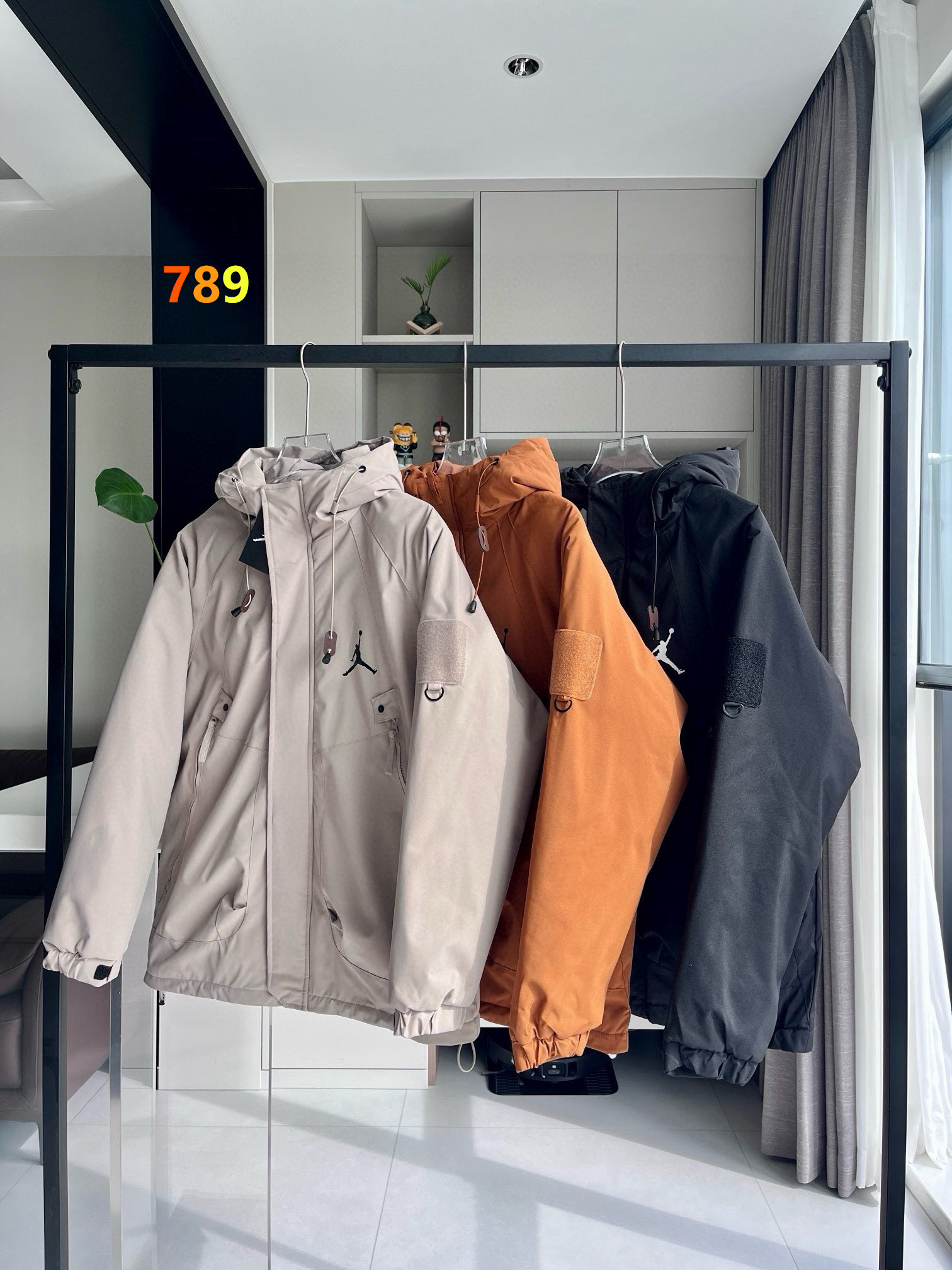 P170💰 【乔丹冲锋加厚棉衣】 🍩乔丹Jordan冬季加厚棉服棉衣夹克石墨烯户外工装风外套,防风防水,石墨烯持续升温,均衡锁温御寒保暖,从内而外的温暖,简约大气款,质感超好,舒适有型,抗皱保形,耐磨防刮,轻便又好看,又基础又感觉很高级,闭眼入,男女同款哦 颜色:黑色 卡其色 焦糖色