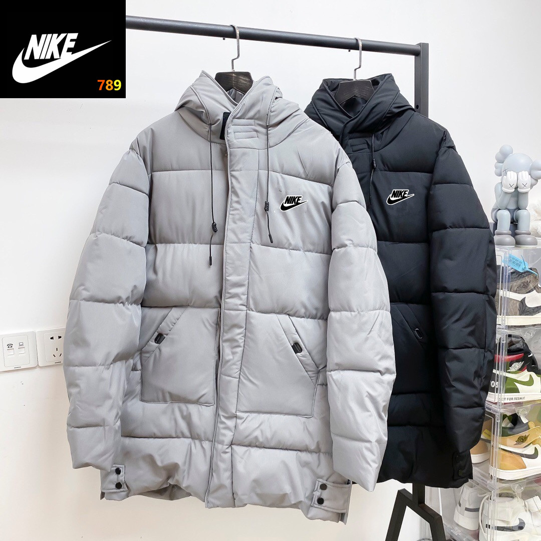 P190💰
NIKE耐克经典印花大口袋中长款羽绒棉服🔥爆款上新
🌟专柜同款聚酯纤维高密生物面料 客供1:1织带 内里填充重磅加厚羽绒棉 保暖效果不输羽绒服 领标吊牌水洗齐全 细节完美品质放心推!🧣ins快手小红书得物app各大平台网红上身 简约不简单的专柜经典款啦
🌟怎么搭都好看的绝对百搭种草款
颜色:黑色 灰色