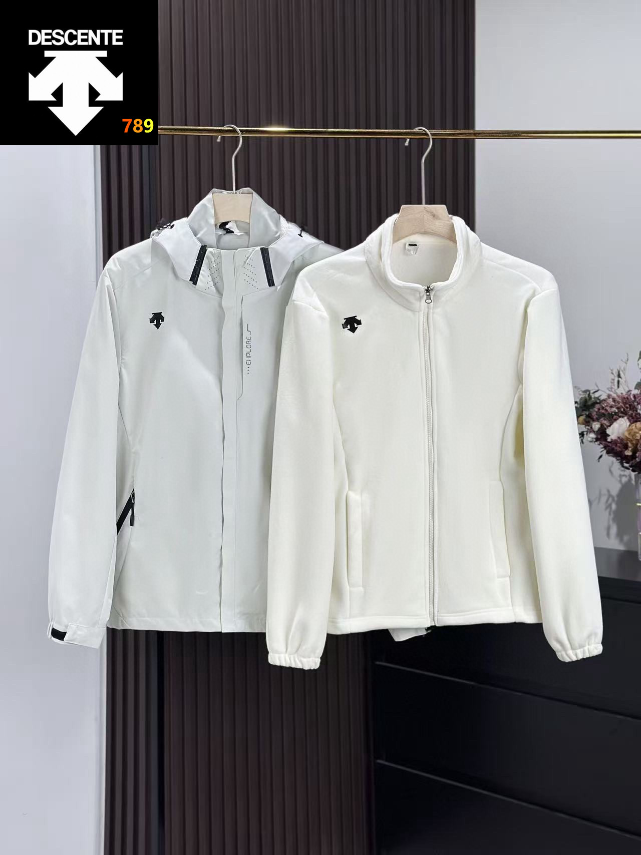 P185💰
迪桑特三合一外套 内胆双面绒 高位连帽,情侣款 两侧+脑后共三重松紧调节!在日常的户外活动中 一件好的冲锋衣是这样滴:防水、透气又轻量 并且能适应户外的大强度活动 还要版型好 三合一
面料采用了E3D剪裁,满足人体工程学三维设计,运动起来更加合身,减少对手臂的限制
全衣多处反光设计,增加低光照下的能见度,功能舒适 三合一
最新科技复合防水面料,内加网眼内衬
可脱卸连帽设计,增加衣服功能性
前襟压胶并设计有隐形口袋
胸前经典安家立体反光logo设计,彰显品牌魅力 三合一
衣身两侧防水压胶式拉链口袋设计
袖口采用了收缩粘贴设计,可以适应手臂不同长度的人以及穿戴调整手套等物品
实物拍摄,细节完美的一款外套,今秋必入款
颜色:黑色 米白