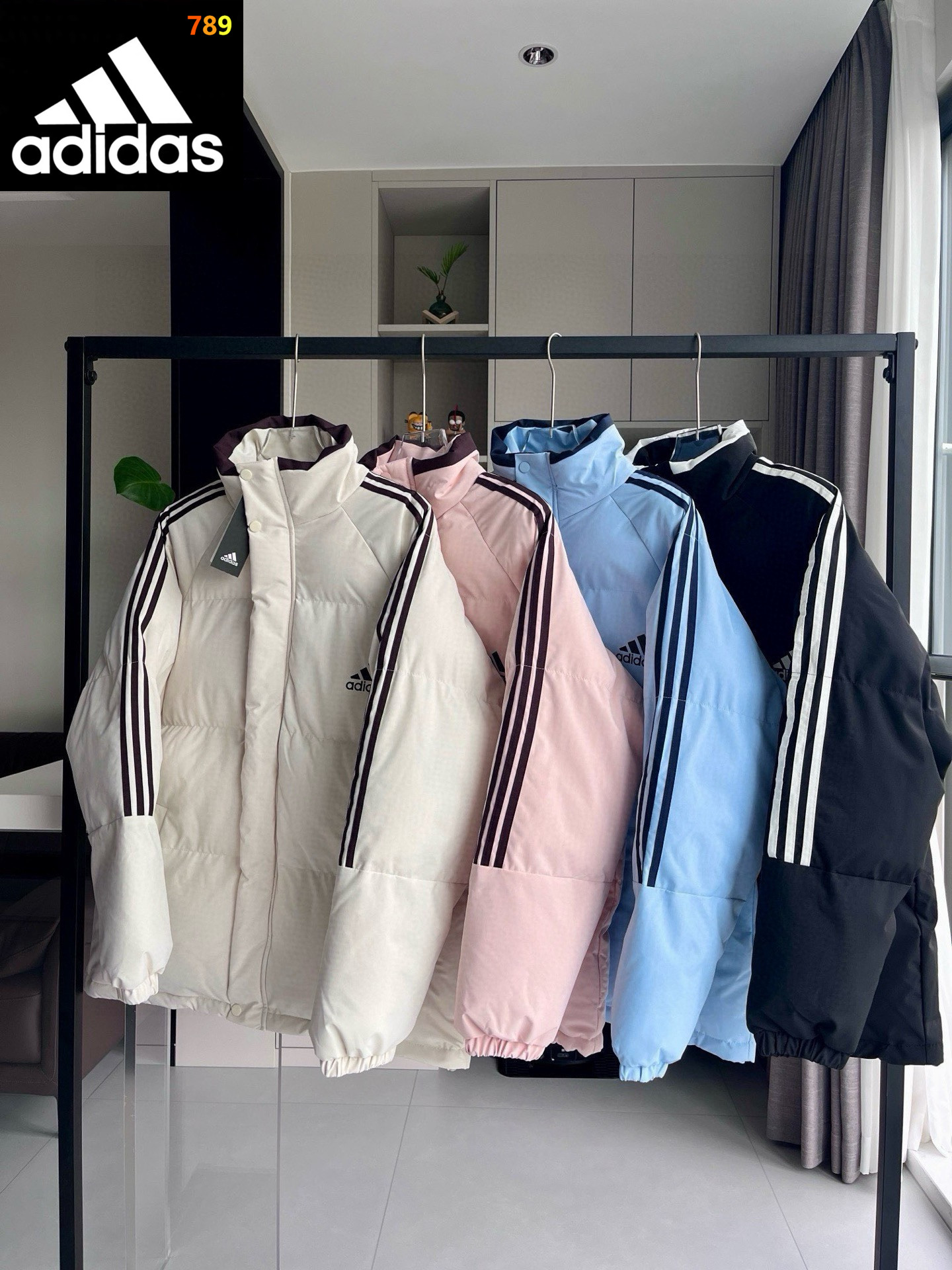 P165💰 【阿迪达斯三杠立领棉服】 🍩阿迪达斯Adidas 三叶草三条杠立领棉服,保暖收割机,yyds,防寒厚款锁住温暖,零下温度轻松应对,甄选健康棉,品质严格把控,舒适柔软保暖性出色,反复洗涤不变形,不易结团,冬天必备款棉服,随便怎么搭都好看,巨巨巨巨舒服,保暖不臃肿,日常搭配绝绝子! 颜色:白色 黑色 浅蓝 粉色