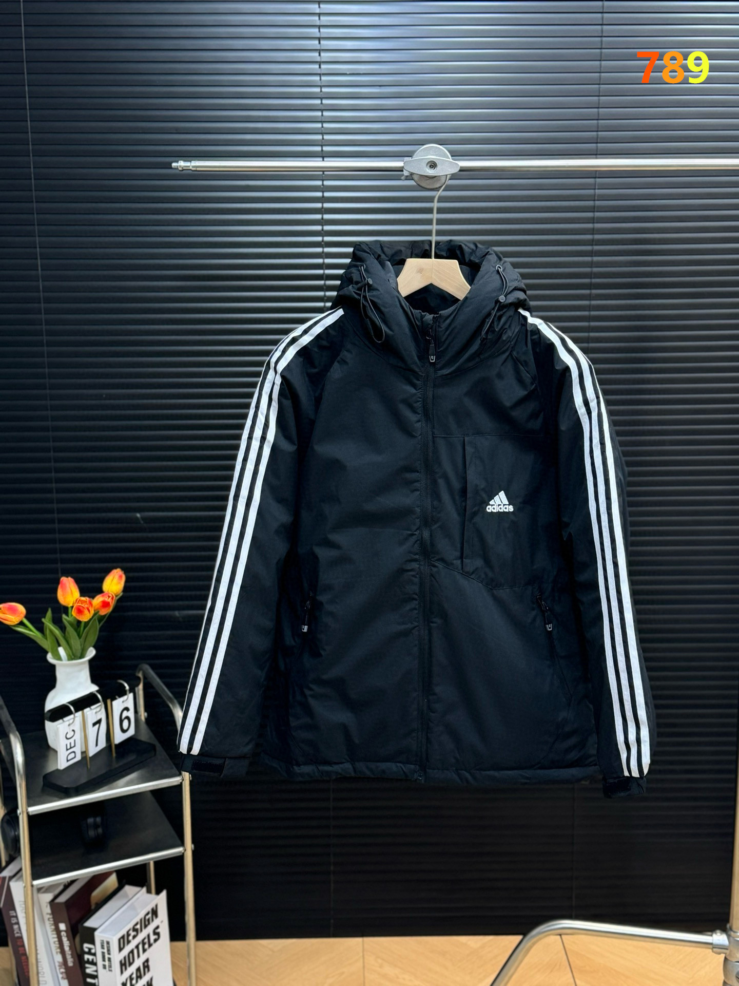 P195💰
     Adidas/阿迪达斯 冬季经典三道杠男女情侣加厚保暖棉服外套

      -  冬季新款，最高品质，男女同款，可配情侣，纯天然高320克重手塞棉填充，十分饱满，具有很好的垂感，触感柔软，上身轻盈舒适。

       - 包容性非常好，完完全全的不挑身材，简约时尚的宽松版型，无论闺蜜穿还是搭情侣都非常nice，超级百搭。双色都炒鸡完美！长度适中，保证了实用和保暖性。辅料均采用原版定制，诚意满满👍🏻不再害怕寒冷，搭配毛衣，卫衣针织衫都🉑！

      - 可以满足各种需求人群使用！平时运动休闲 更是完美百搭！全身走线部位均包边处理！高端大气！再多华丽语言也无法表达的喜爱～